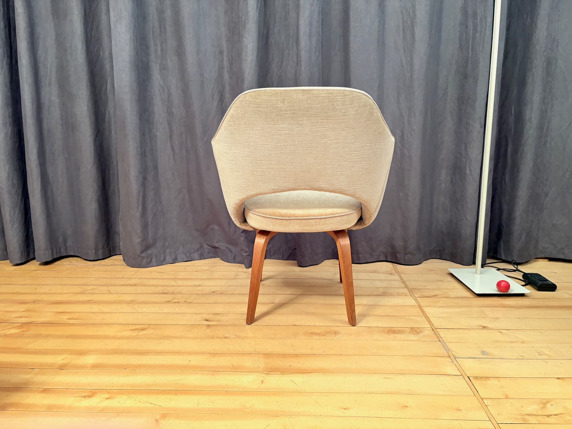 Chair Executive, beige fabric, honey wood, by E. Saarinen, Knoll, USA, 1950s. - 201909