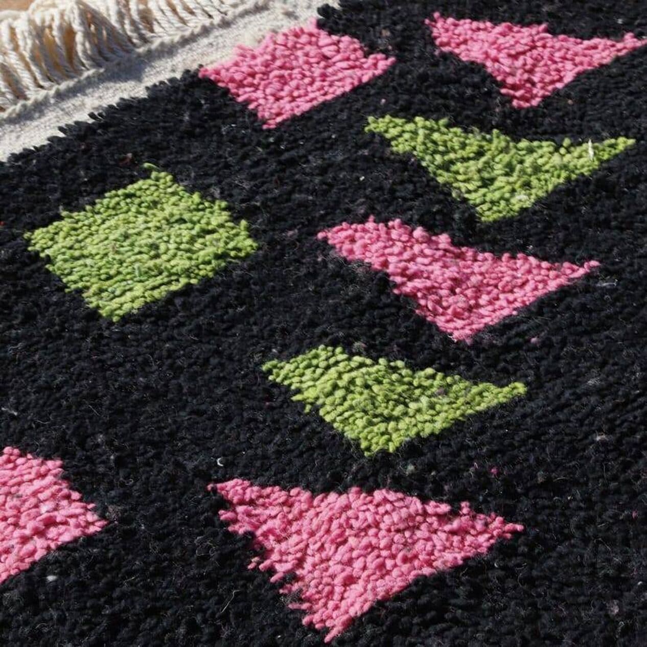 Ręcznie tkany dywan 250x150 cm, wełna, czarny, różowy, zielony, biały, Maroko - 202353