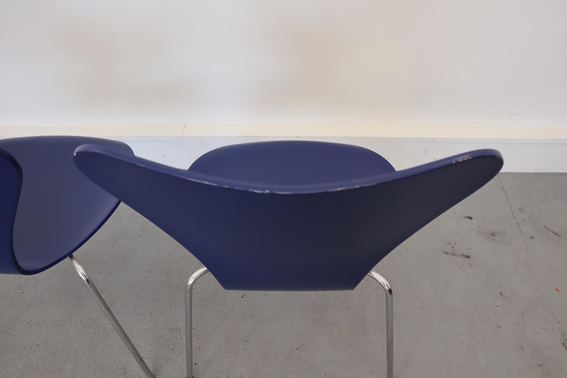 Para krzeseł 3107, navy blue, sklejka, chrom, proj. A. Jacobsen, Fritz Hansen, Dania, lata 90. - 14429