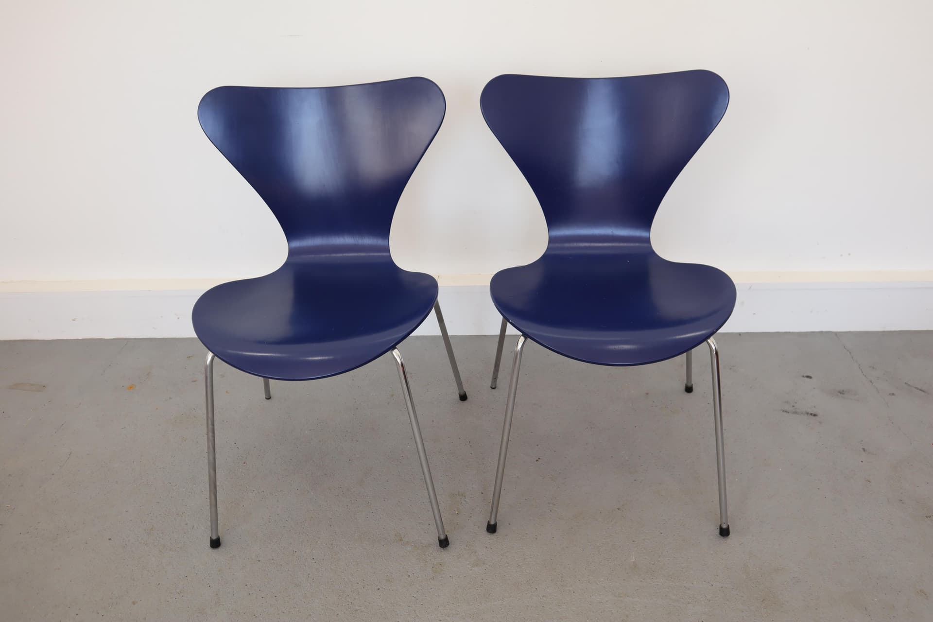 Para krzeseł 3107, navy blue, sklejka, chrom, proj. A. Jacobsen, Fritz Hansen, Dania, lata 90. - 14433