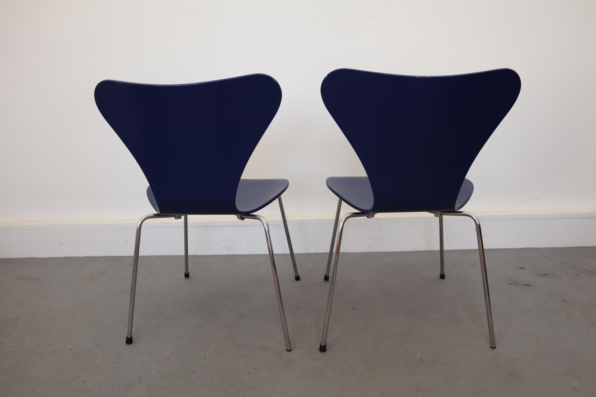 Para krzeseł 3107, navy blue, sklejka, chrom, proj. A. Jacobsen, Fritz Hansen, Dania, lata 90. - 14431