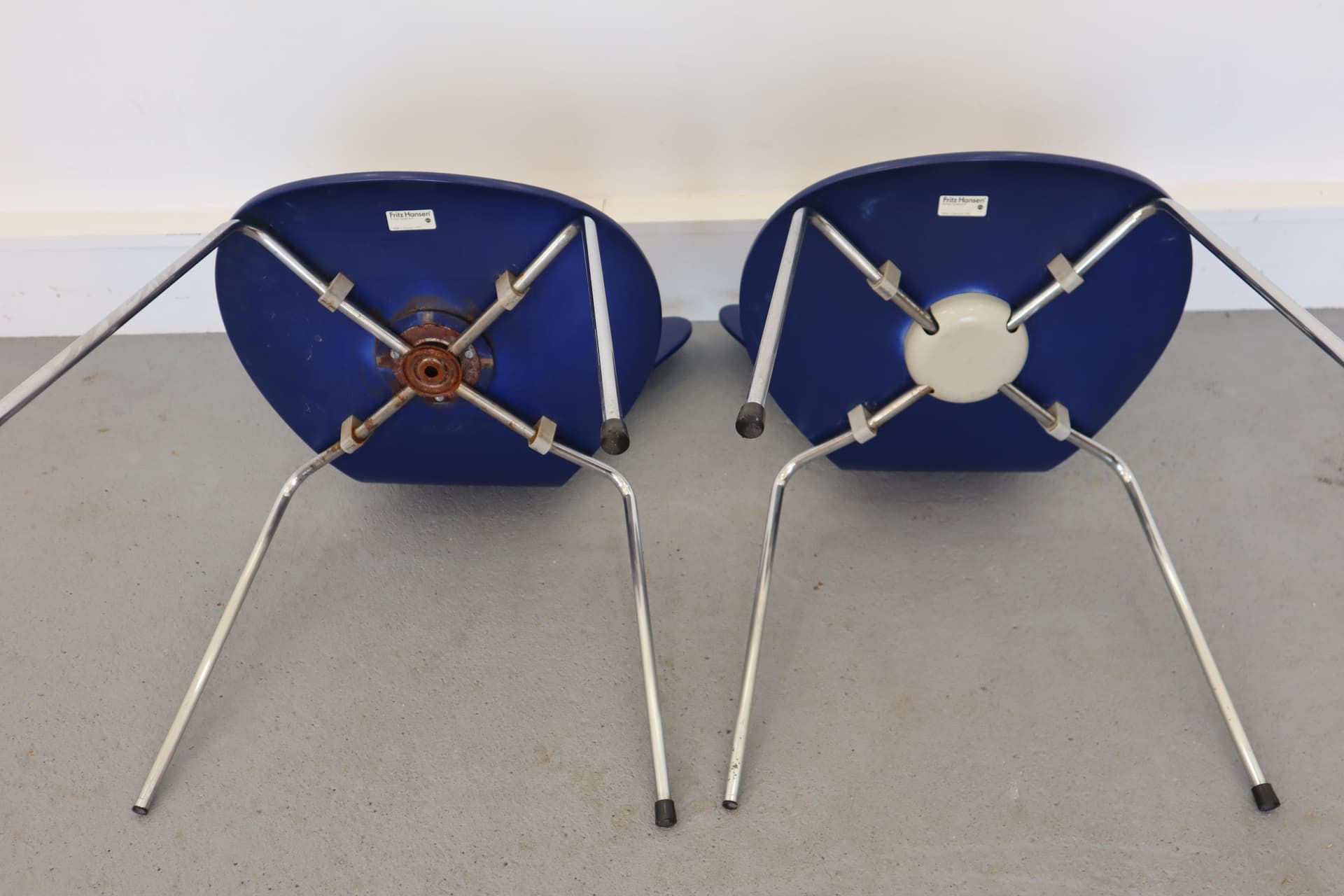 Para krzeseł 3107, navy blue, sklejka, chrom, proj. A. Jacobsen, Fritz Hansen, Dania, lata 90. - 14434