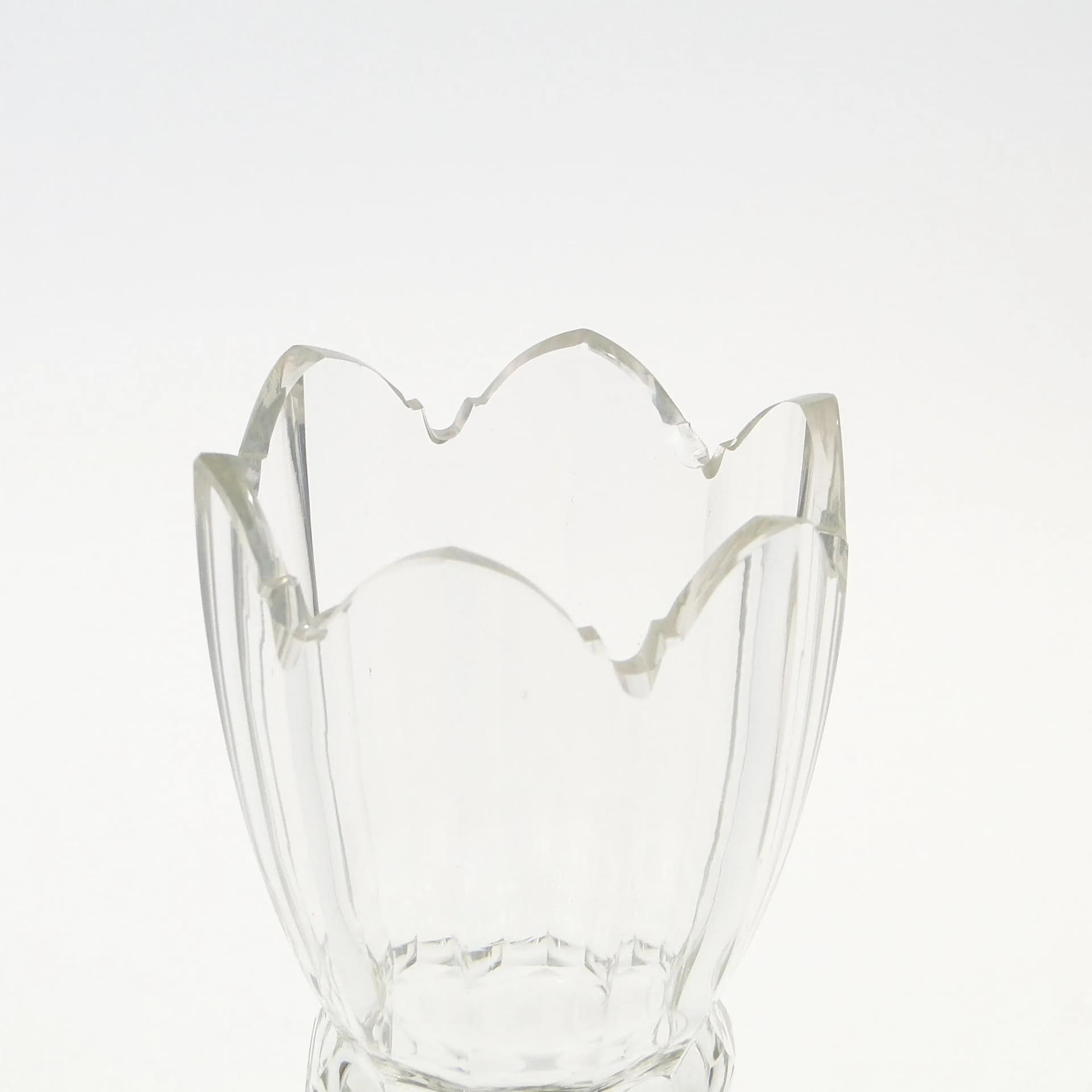 Wazon z delfinami, mosiądz miedziany, kryształ bezbarwny, Austro-Węgry, XIX w. - 14736