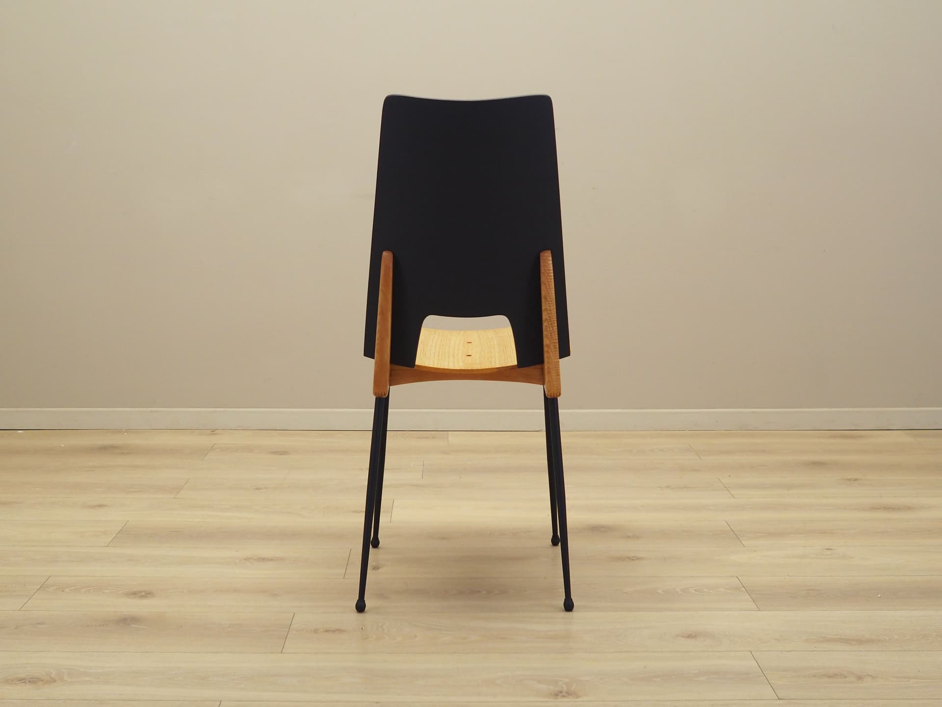 Komplet sześciu krzeseł, sklejka brzozowa naturalna, metal czarny, tkanina zielony, proj. C. Ratti, Włochy, lata 50. - 77223