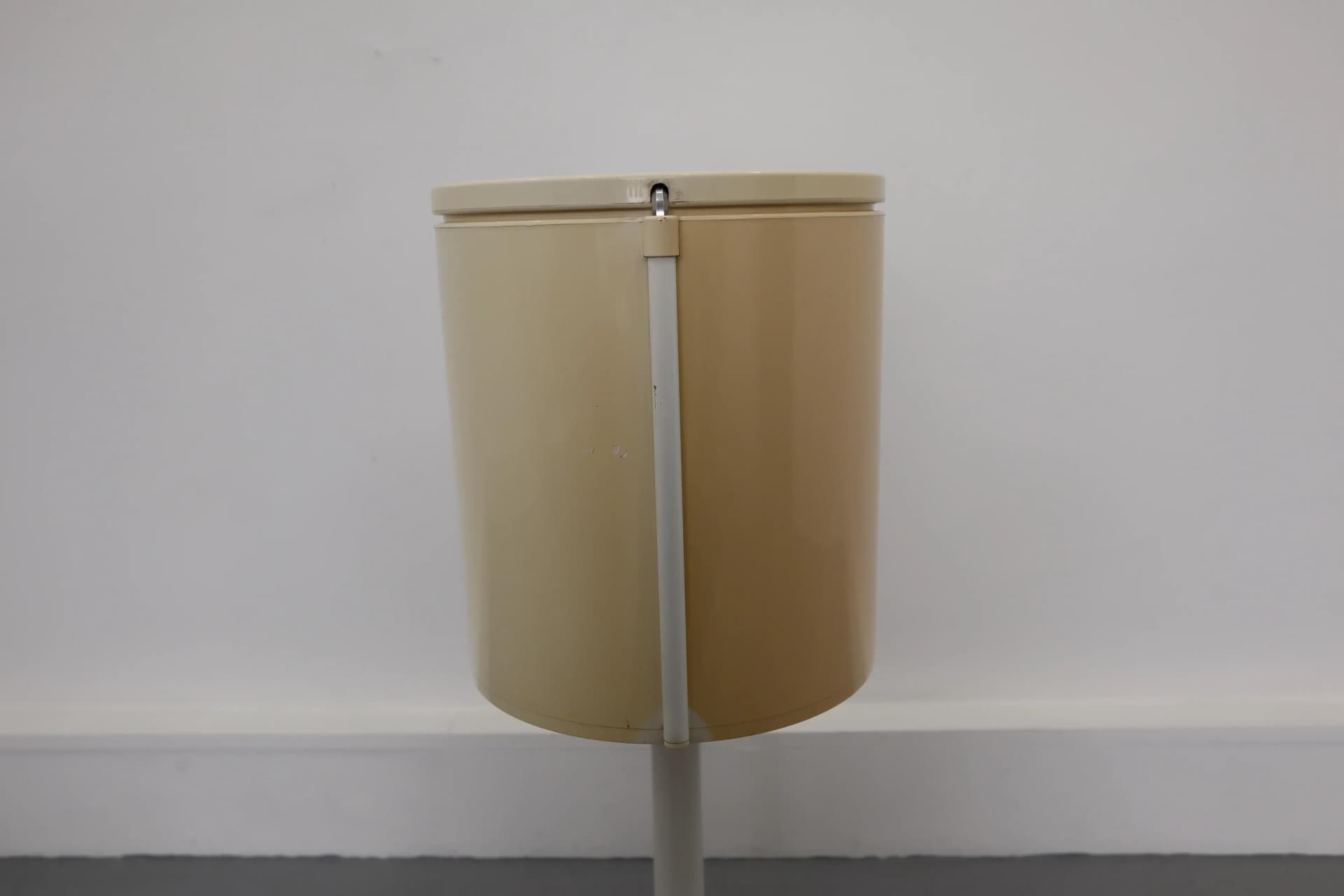 Toaletka z lusterkiem, beżowy plastik, Polska, lata 70. - 14839