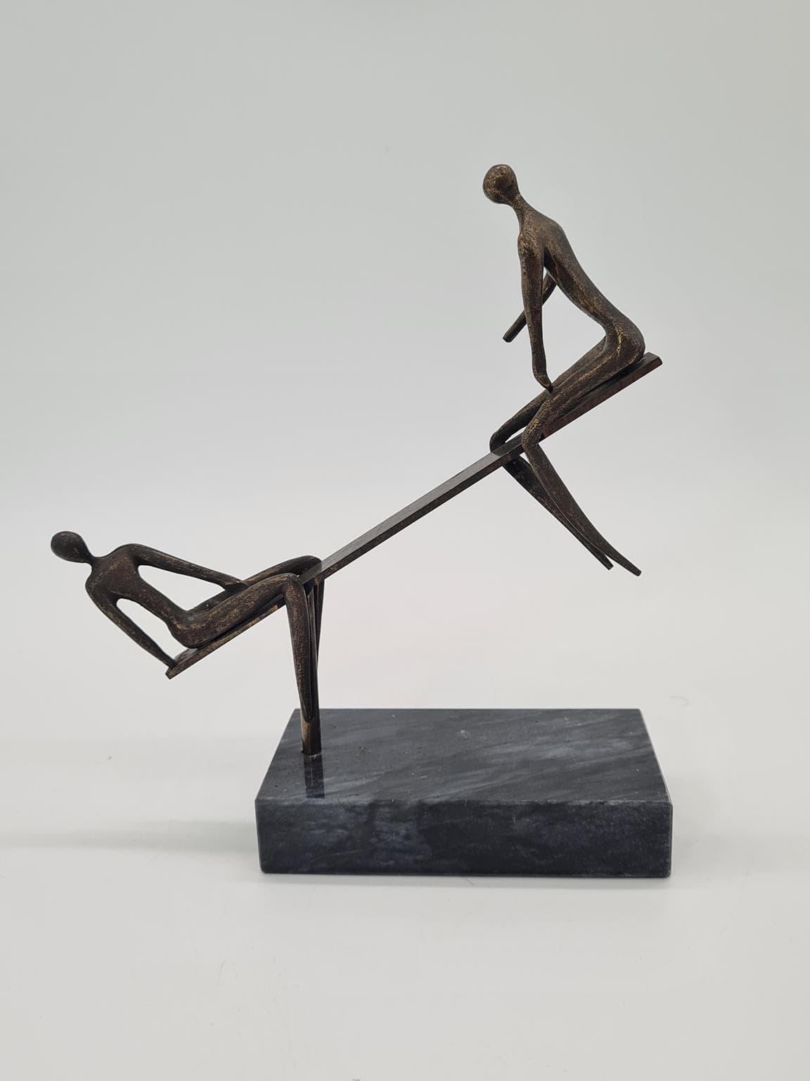 Stara rzeźba figuralna przedstawiająca scenę równowagi w patynowanym metalu, lata 70. XX wieku - 206089