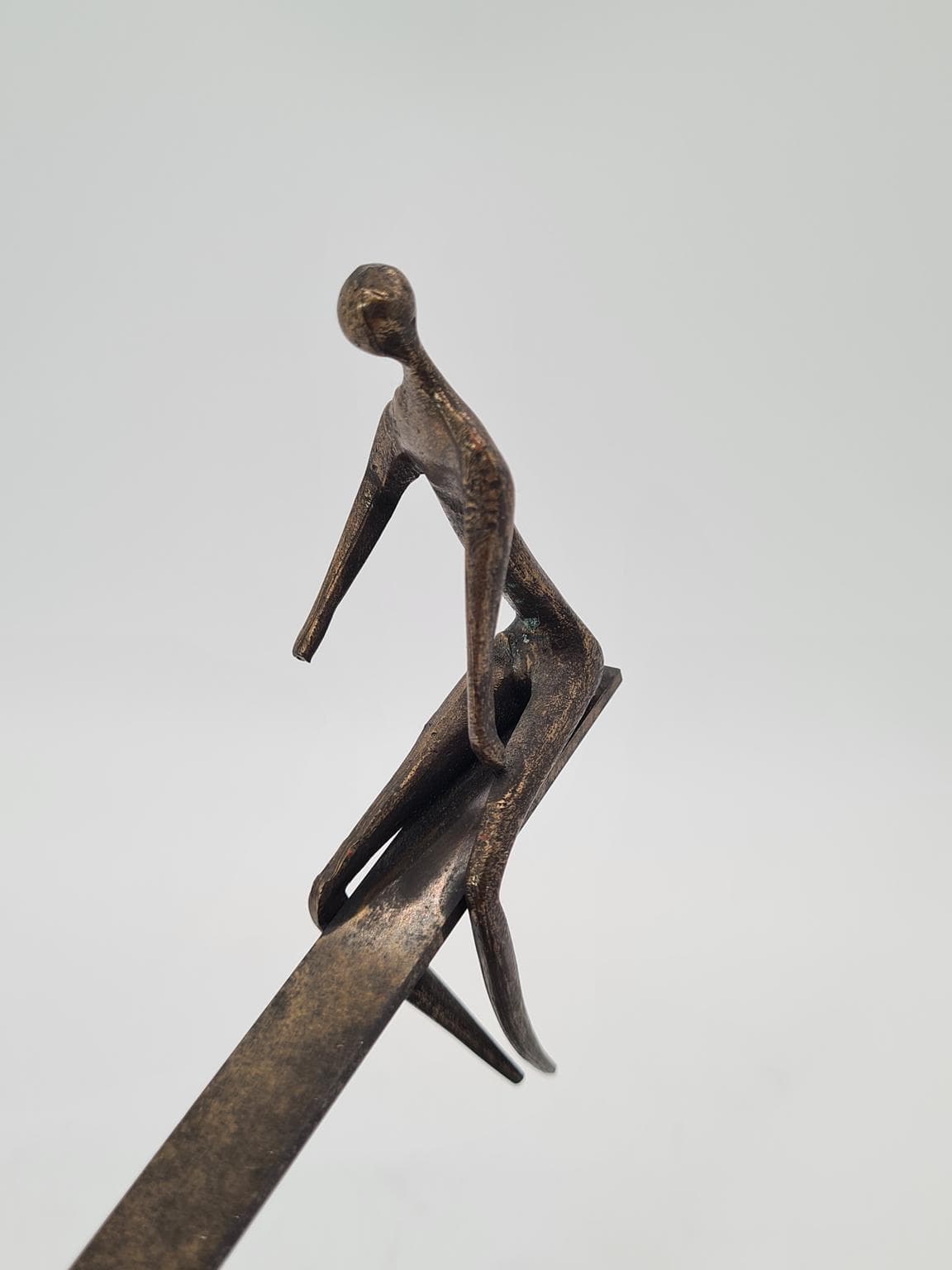 Stara rzeźba figuralna przedstawiająca scenę równowagi w patynowanym metalu, lata 70. XX wieku - 206092