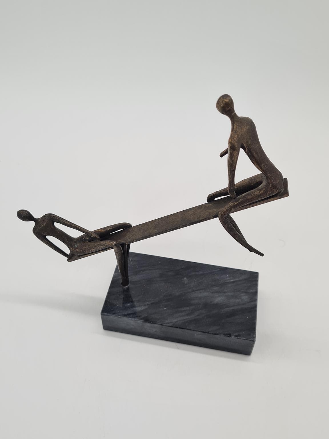 Stara rzeźba figuralna przedstawiająca scenę równowagi w patynowanym metalu, lata 70. XX wieku - 206091