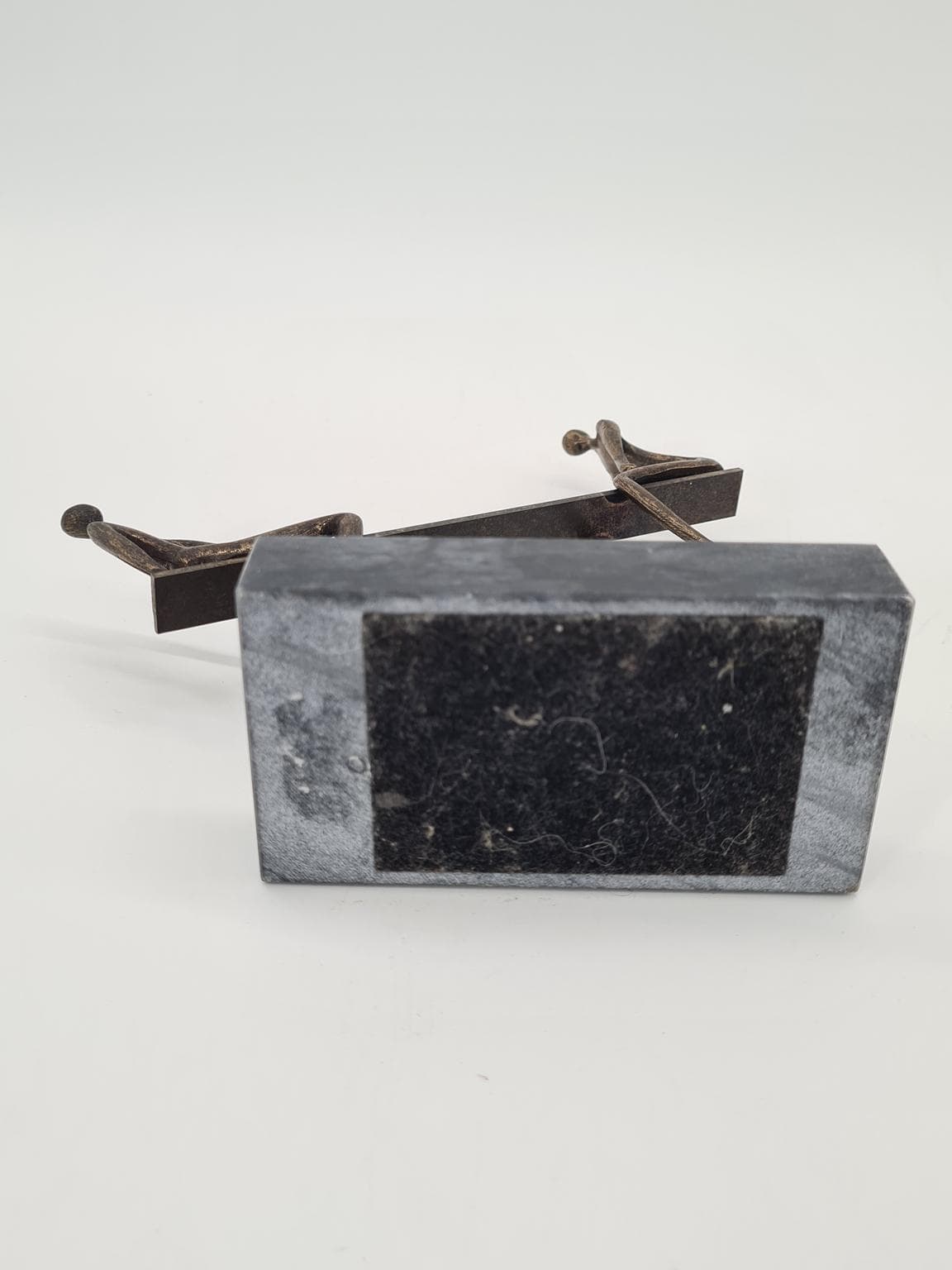 Stara rzeźba figuralna przedstawiająca scenę równowagi w patynowanym metalu, lata 70. XX wieku - 206093