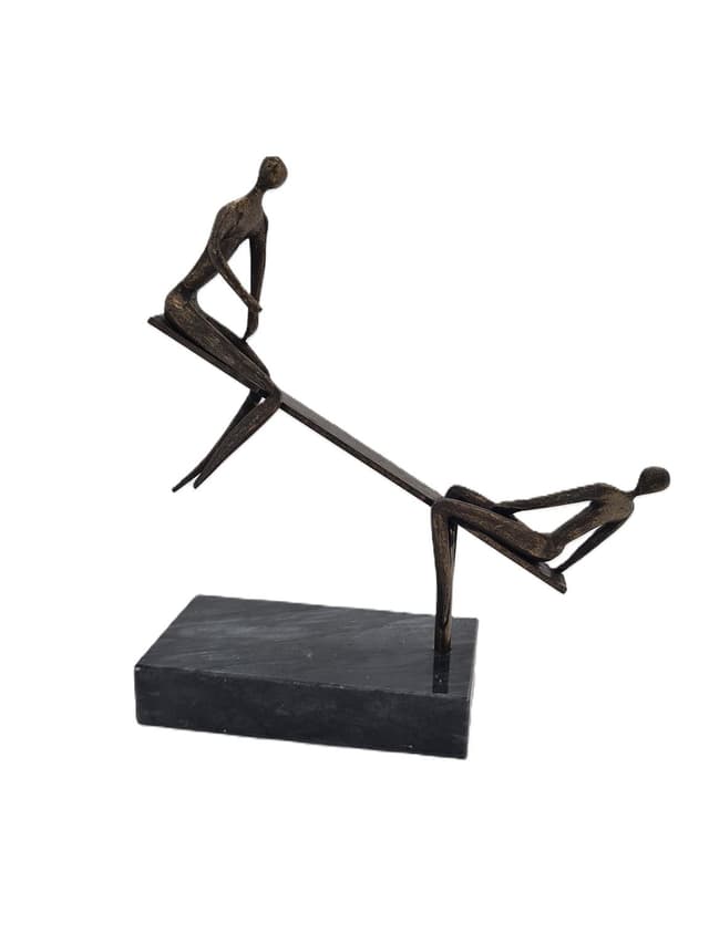 Stara rzeźba figuralna przedstawiająca scenę równowagi w patynowanym metalu, lata 70. XX wieku - WYMIARY
