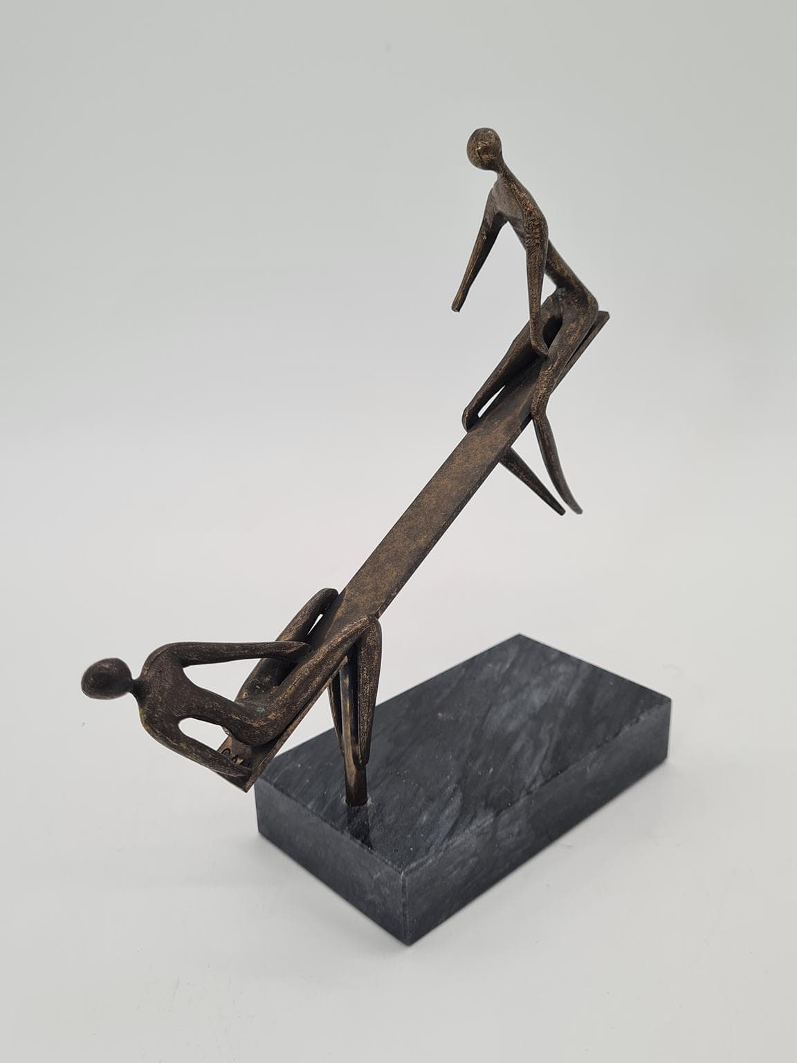 Stara rzeźba figuralna przedstawiająca scenę równowagi w patynowanym metalu, lata 70. XX wieku - 206087