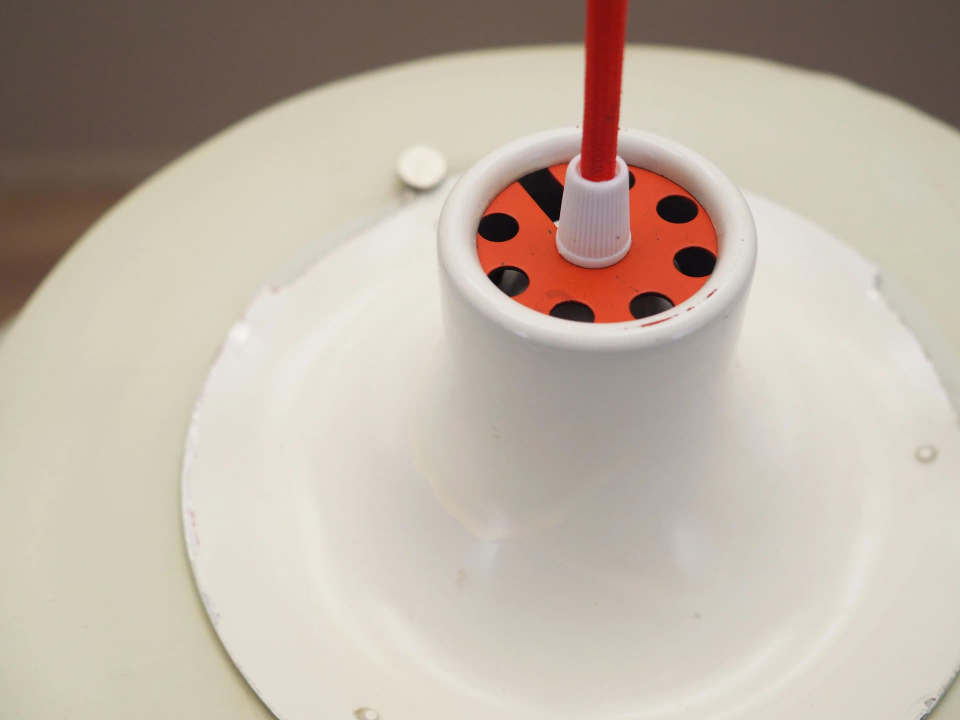 Lampa wisząca PH 5, metal biały multikolor, proj. P. Henningsen, dla Louis Poulsen, Dania, lata 70. - 14982