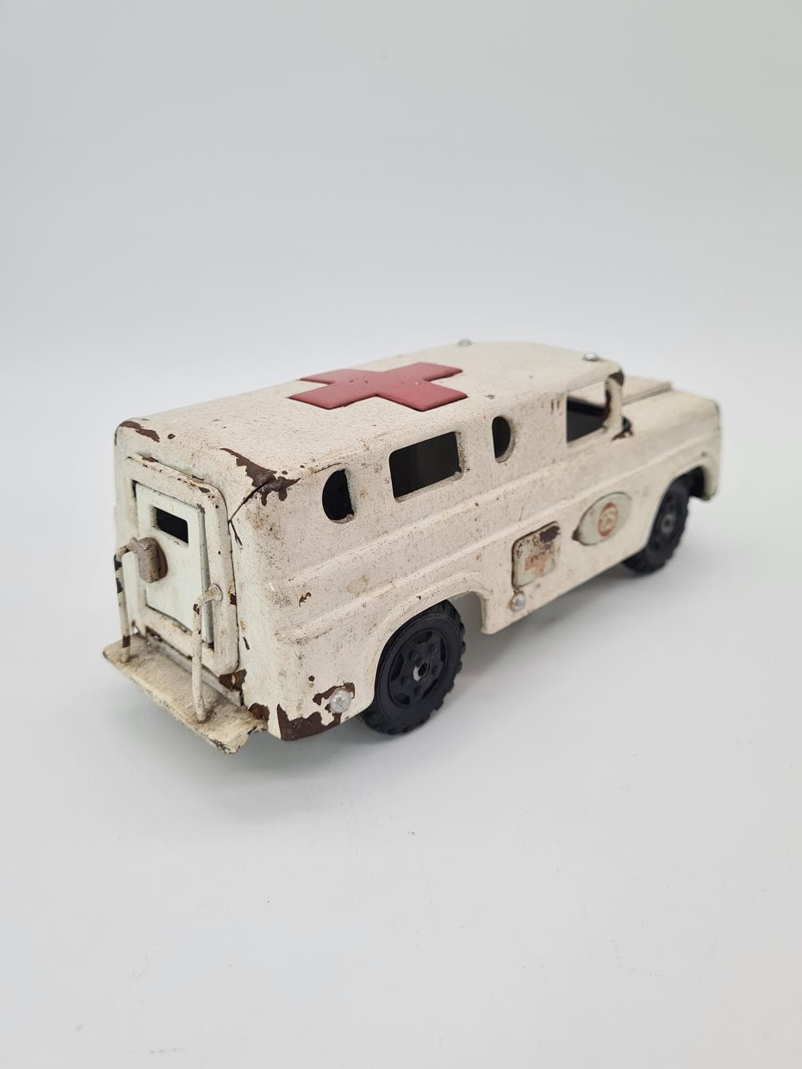 Metalowy model ambulansu, lata 50. i 60. XX wieku - 207181