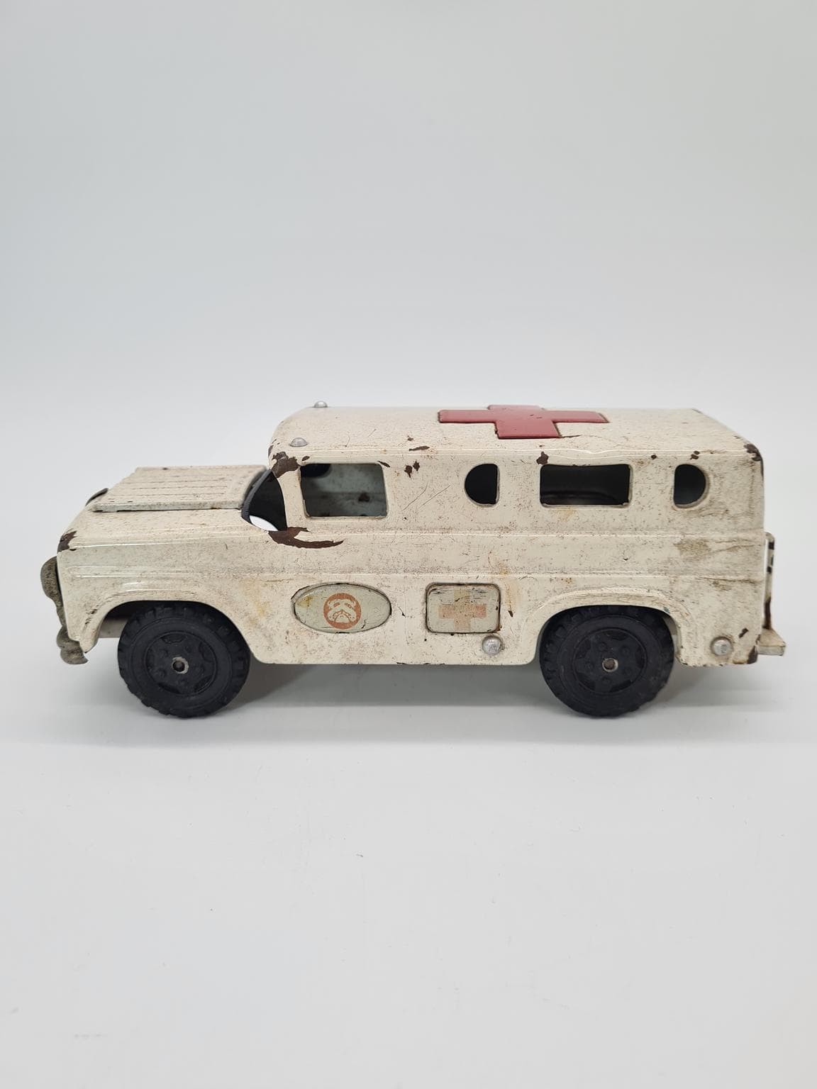 Metalowy model ambulansu, lata 50. i 60. XX wieku - 207179