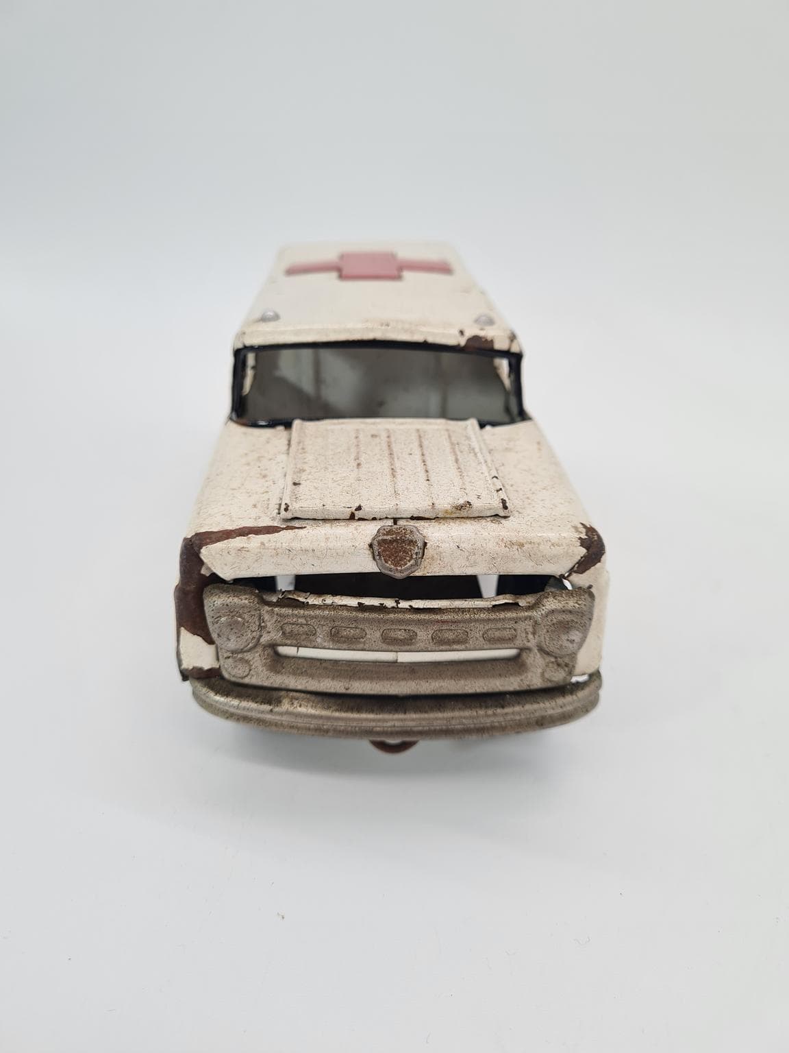 Metalowy model ambulansu, lata 50. i 60. XX wieku - 207184