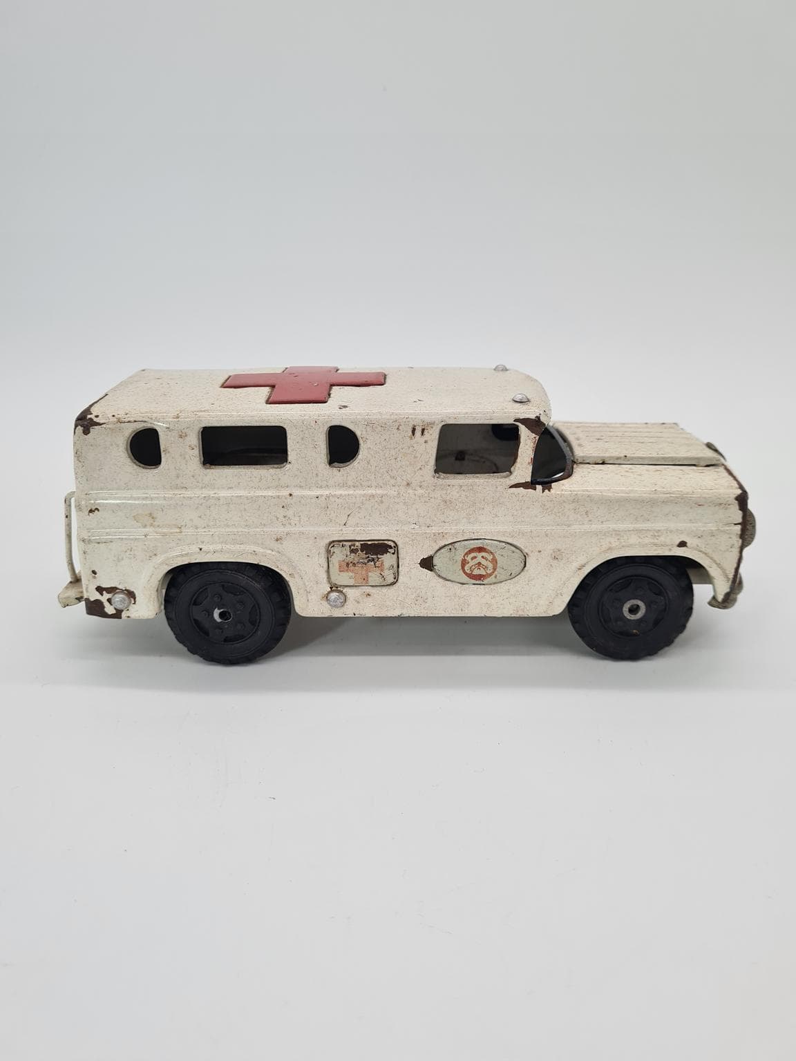 Metalowy model ambulansu, lata 50. i 60. XX wieku - 207182