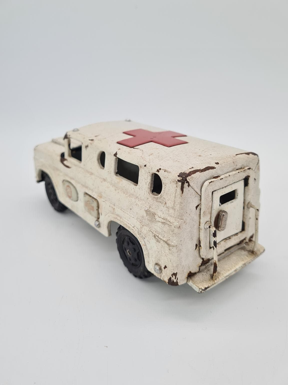 Metalowy model ambulansu, lata 50. i 60. XX wieku - 207180