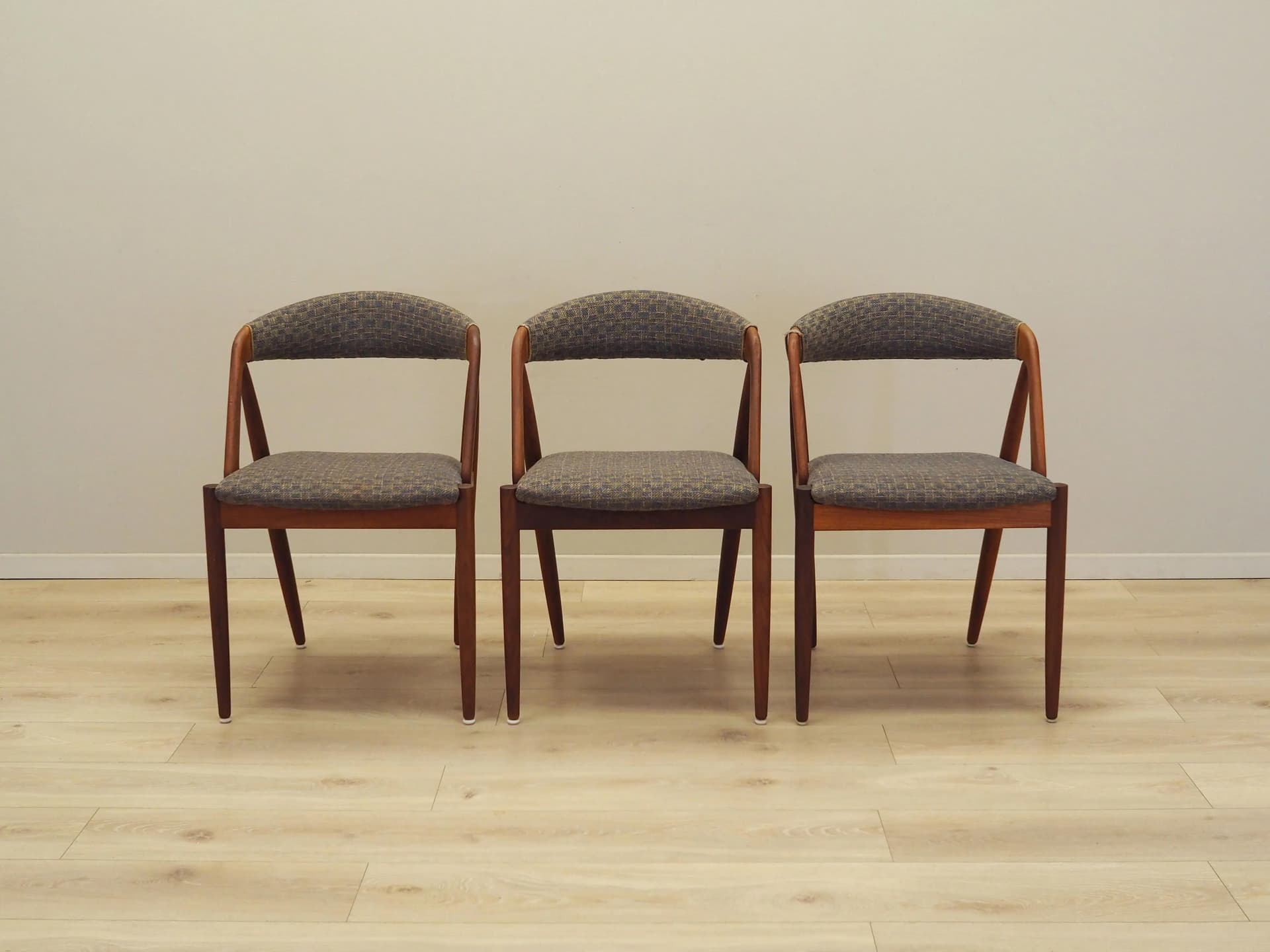 Komplet trzech krzeseł Model 31, teak brązowy, proj. K. Kristiansen, Dania, lata 70. - 14960