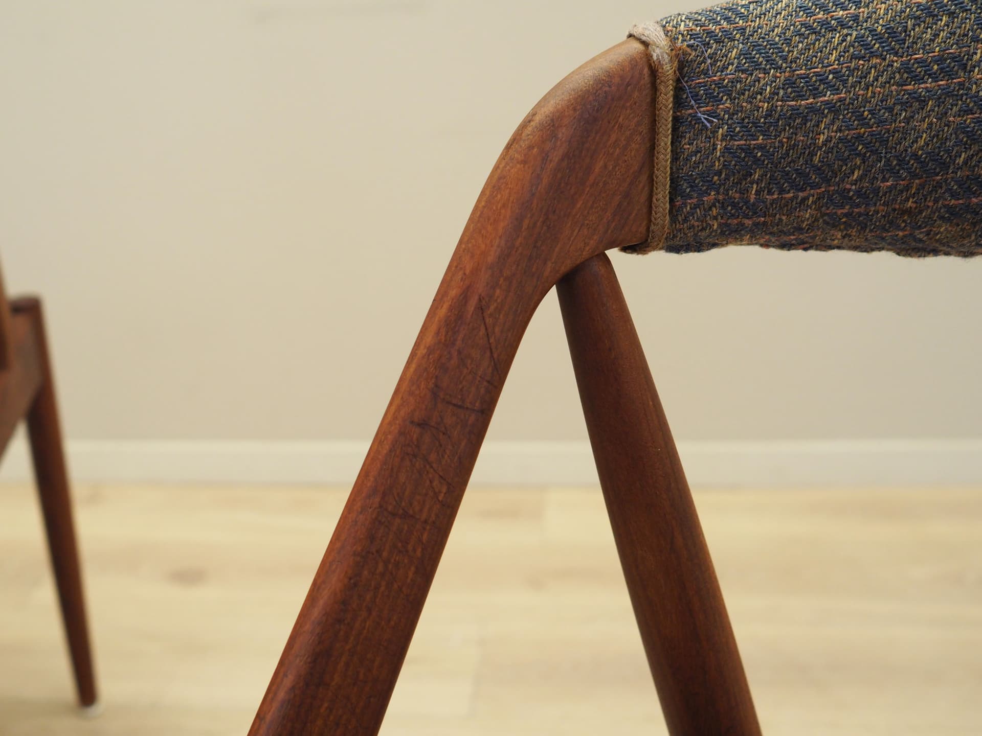 Komplet trzech krzeseł Model 31, teak brązowy, proj. K. Kristiansen, Dania, lata 70. - 77202