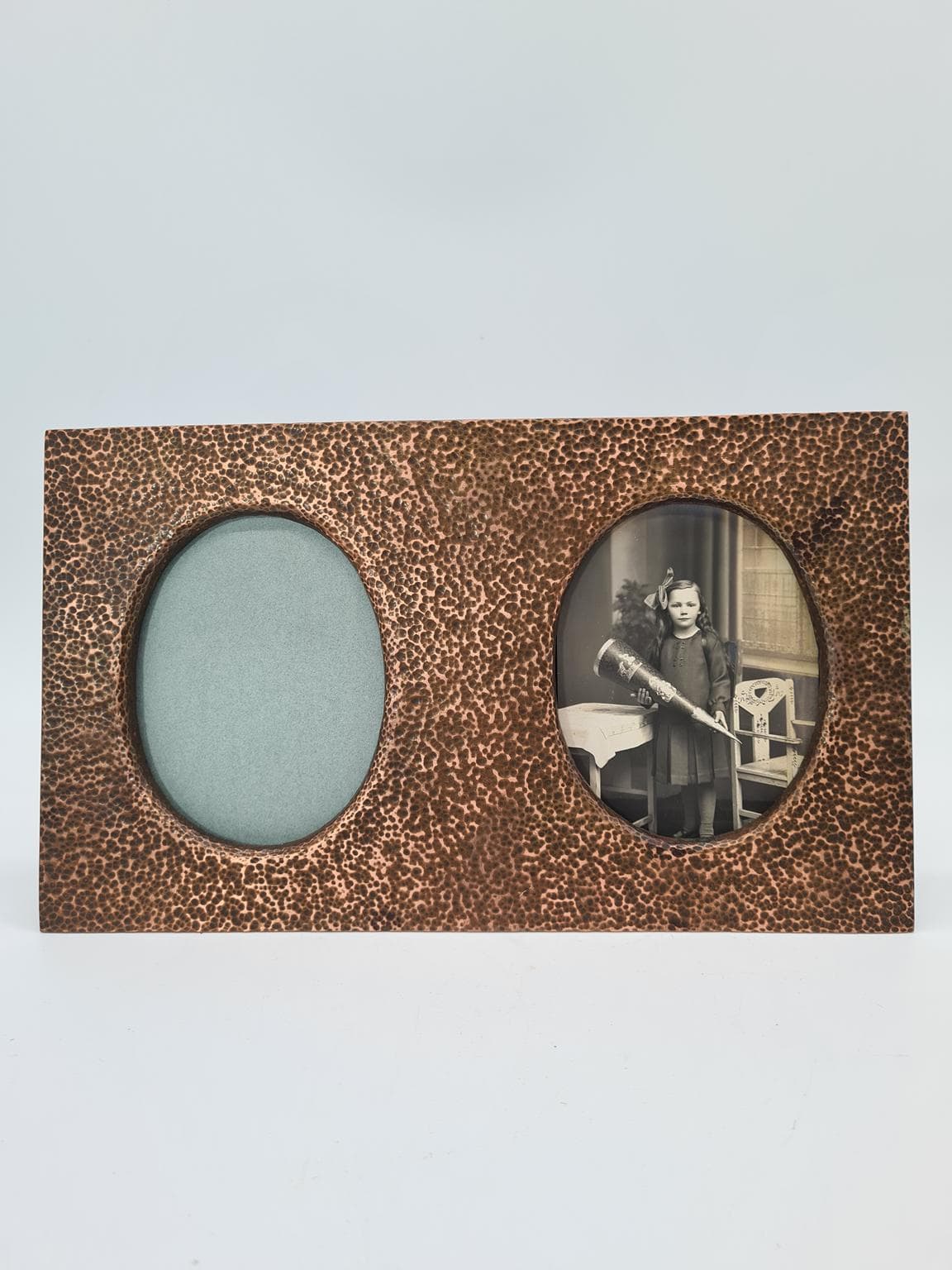 Stara, brutalistyczna, tłoczona miedziana ramka na 2 zdjęcia, lata 70. XX wieku - 207467