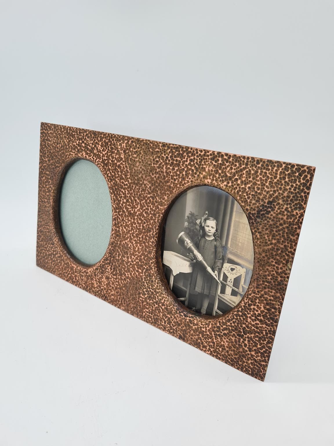 Stara, brutalistyczna, tłoczona miedziana ramka na 2 zdjęcia, lata 70. XX wieku - 207466