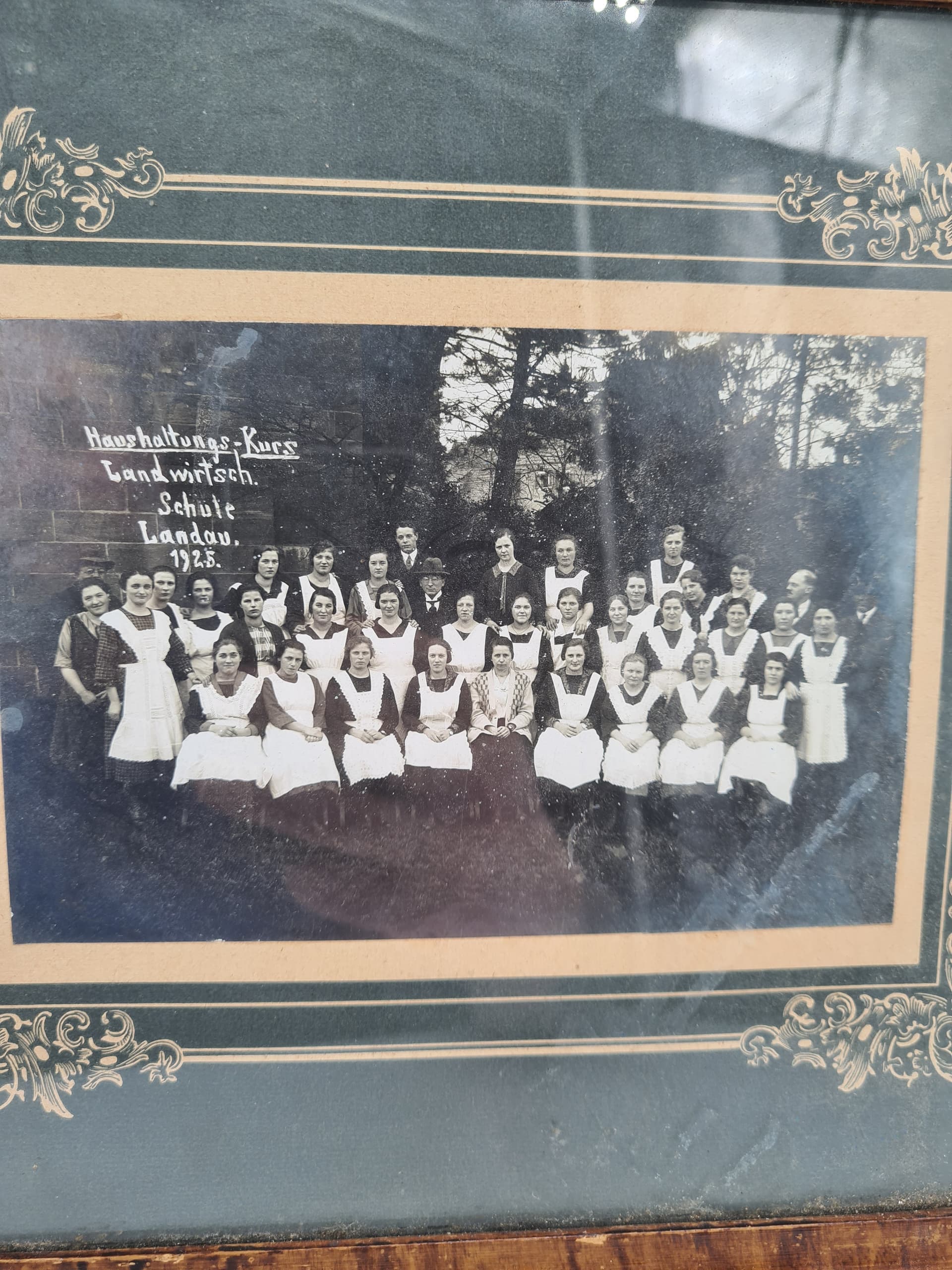 Zdjęcie grupowe, czarno-białe, drewno brąz, papier zielony, szkło, Niemcy, lata 20. - 208404