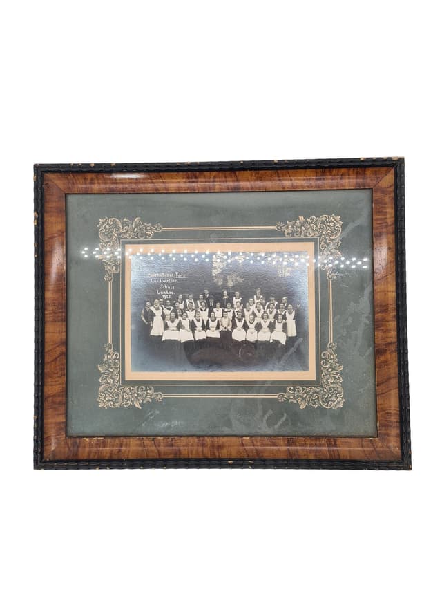 Zdjęcie grupowe, czarno-białe, drewno brąz, papier zielony, szkło, Niemcy, lata 20. - WYMIARY