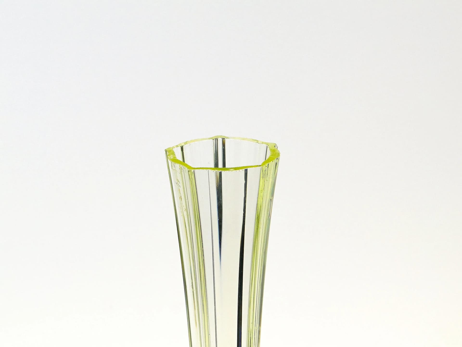 Wazon typu flet, secesja, szkło uranowe jasnozielone, Polska, lata 20. - 15153