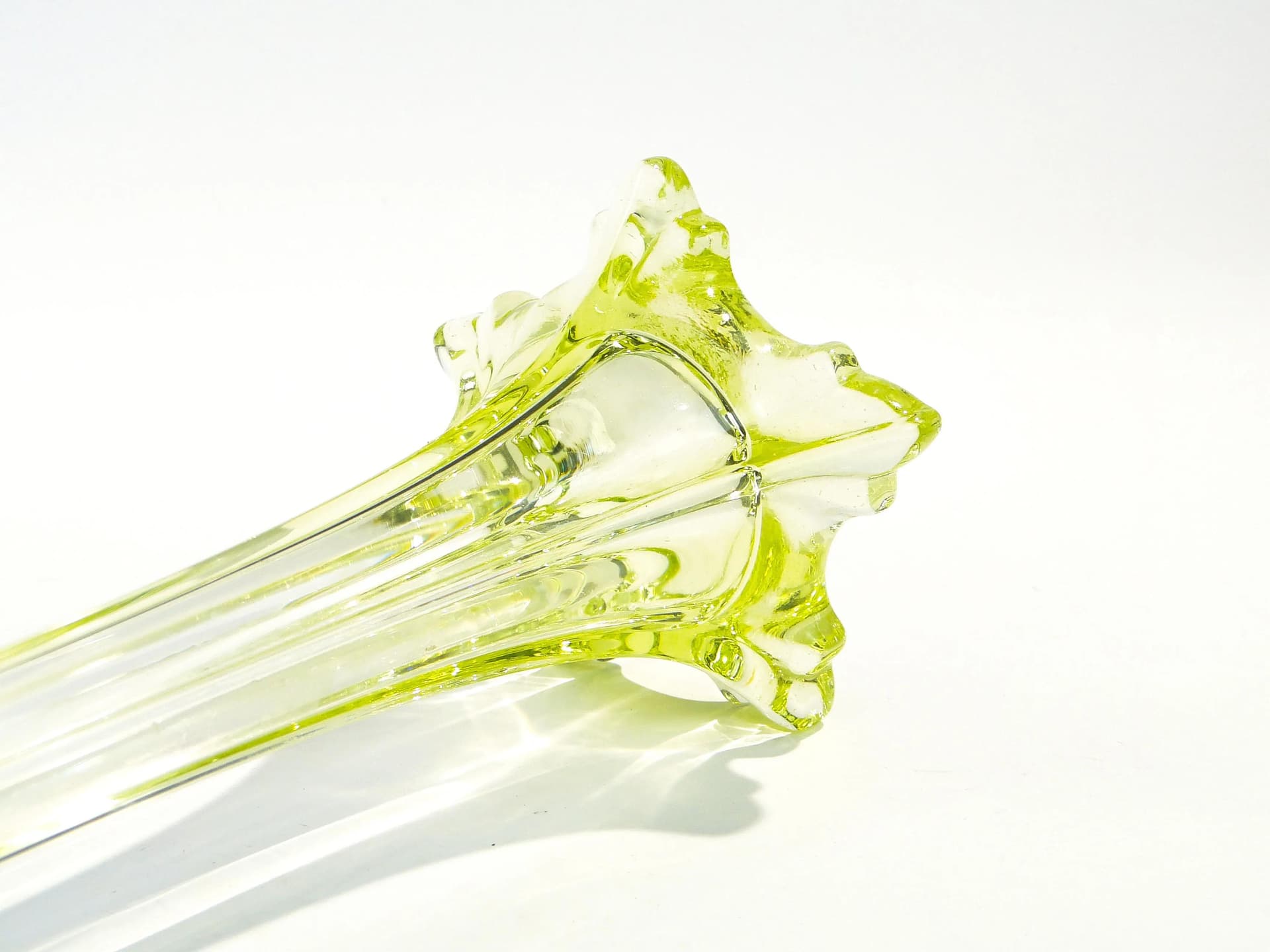 Wazon typu flet, secesja, szkło uranowe jasnozielone, Polska, lata 20. - 15155