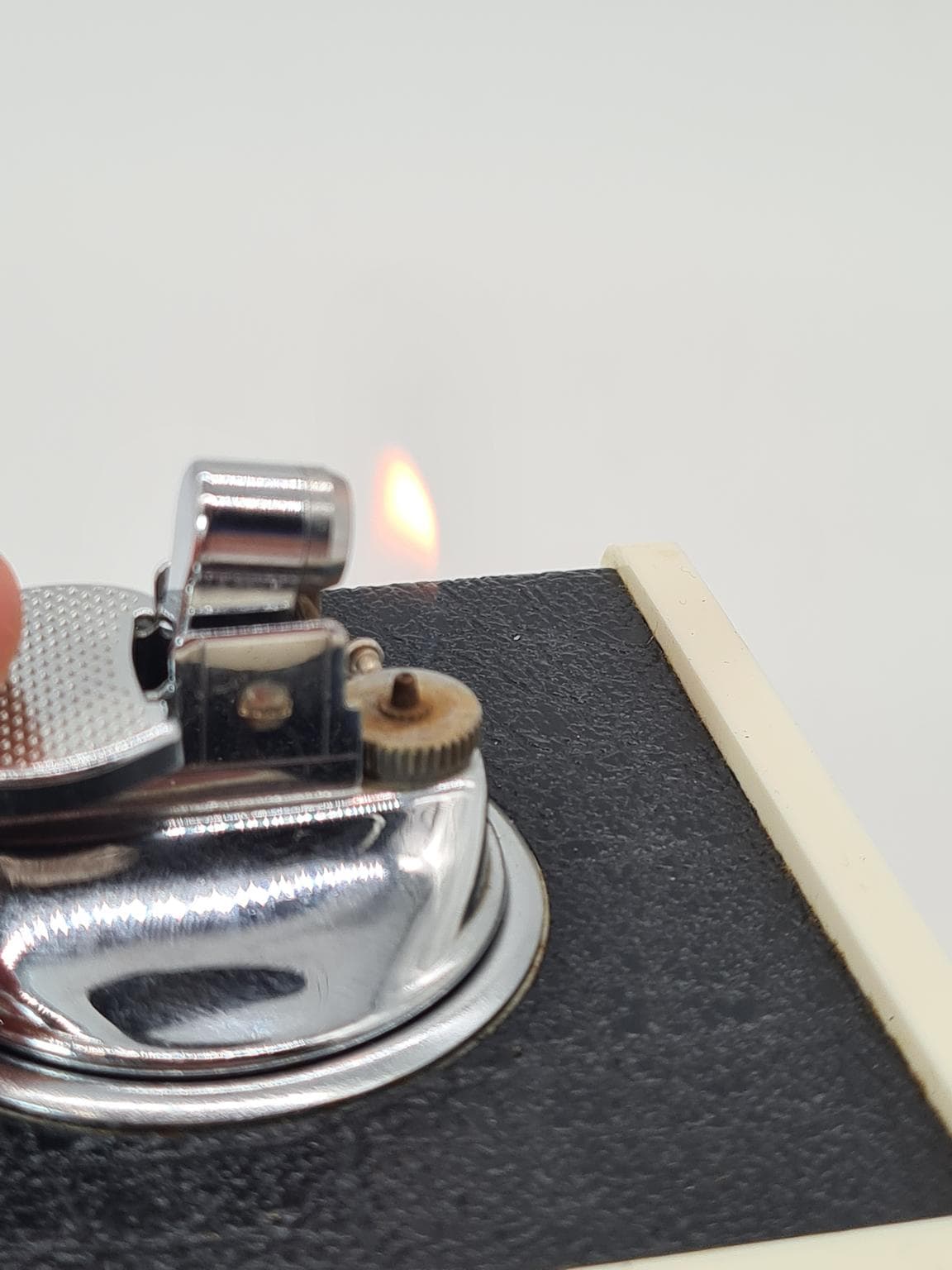 Zapalniczka stołowa w stylu modernistycznym z połowy XX wieku, lata 60. i 70. XX wieku - 208537