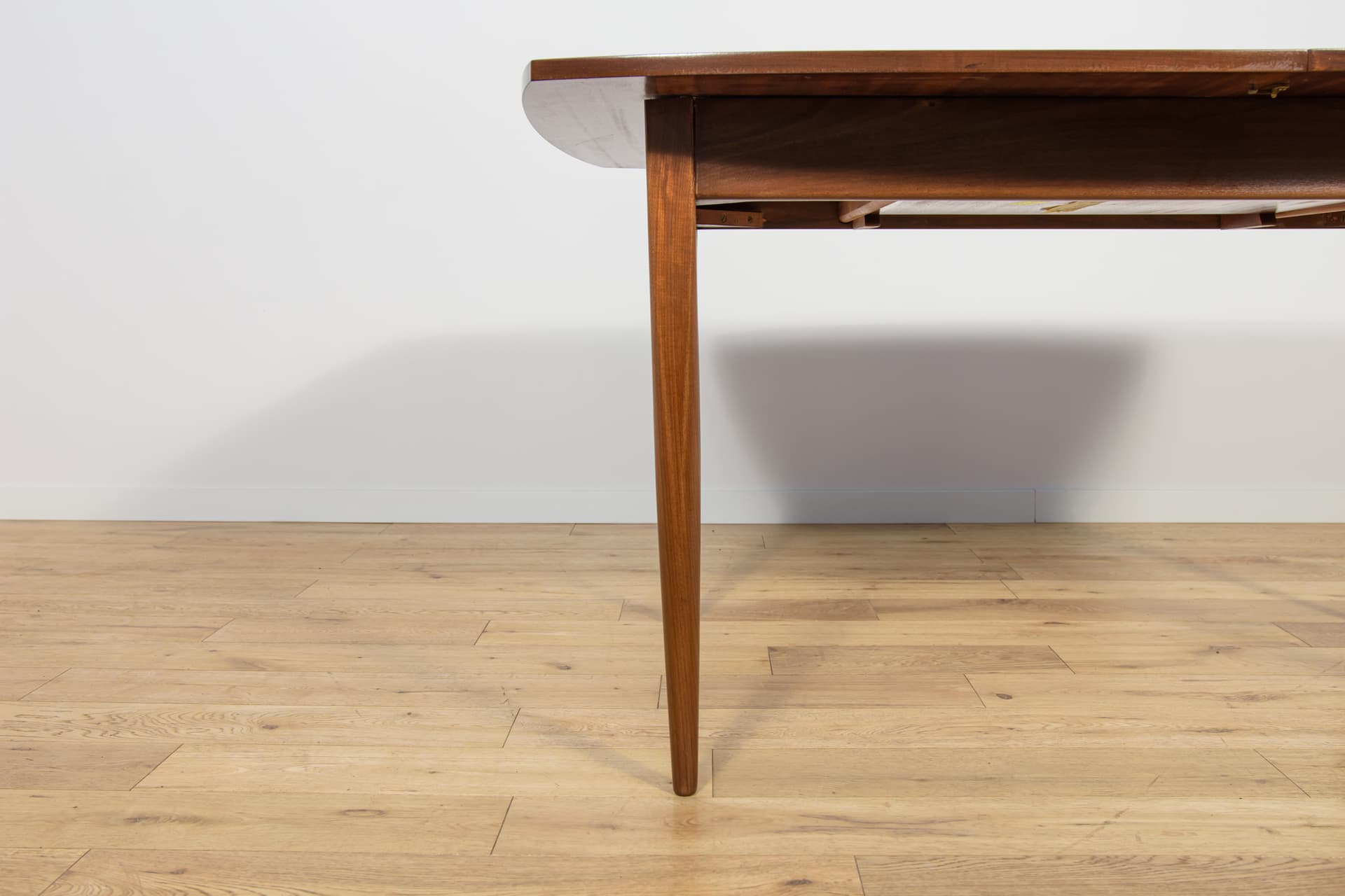 Extendable table, dark mahogany brown, mahogany, United Kingdom, 1960s. - 210157