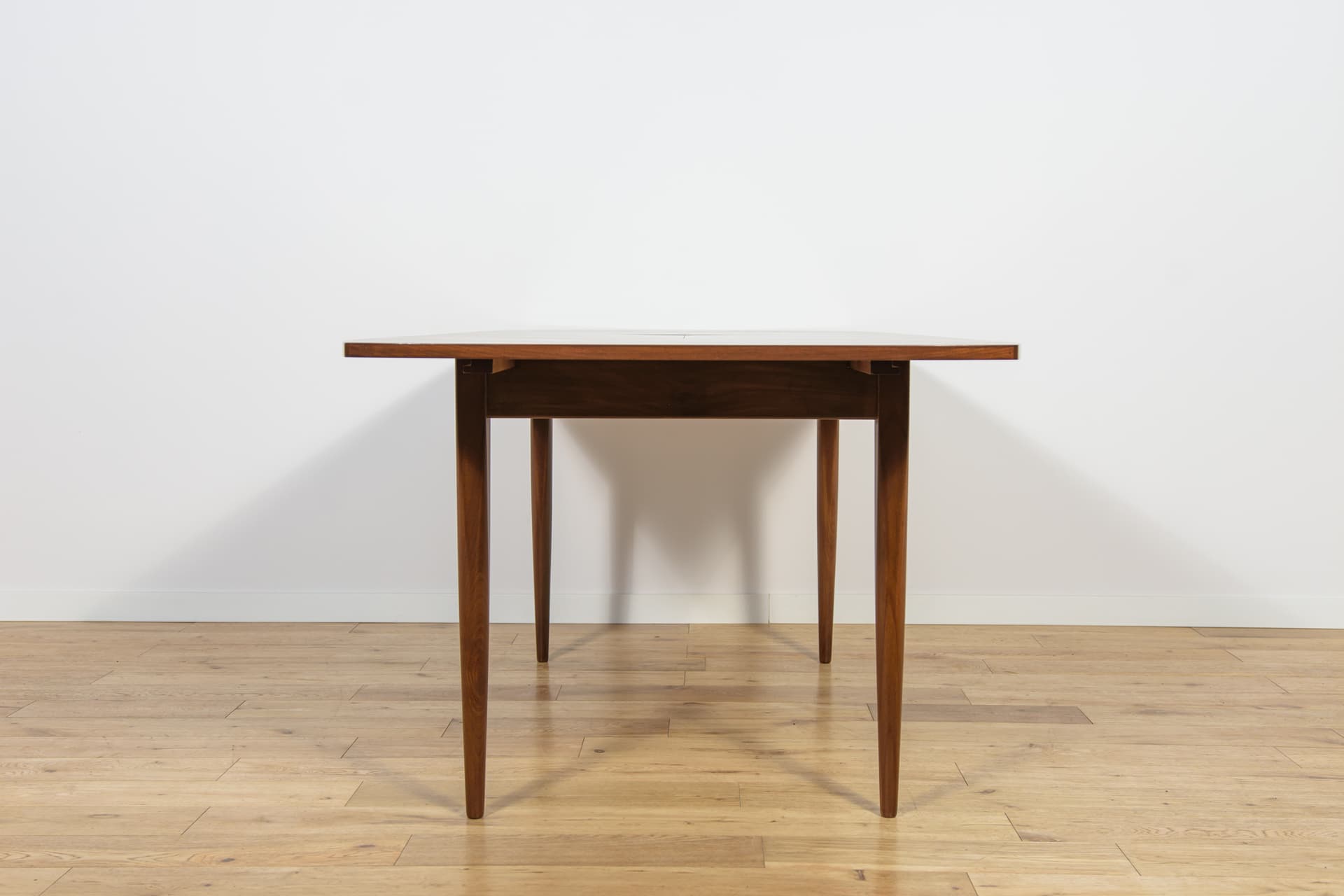 Extendable table, dark mahogany brown, mahogany, United Kingdom, 1960s. - 210156