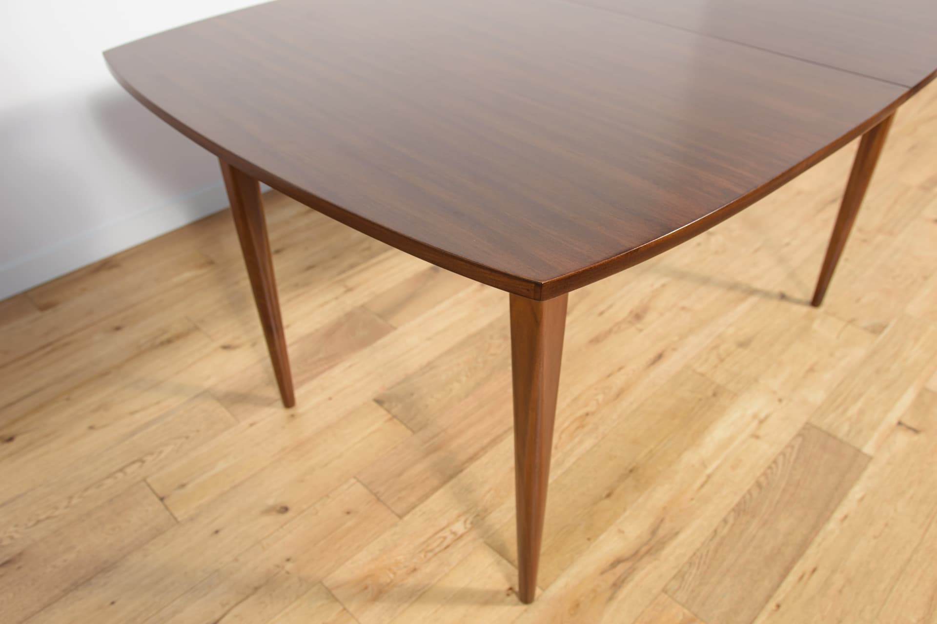 Extendable table, dark mahogany brown, mahogany, United Kingdom, 1960s. - 210160