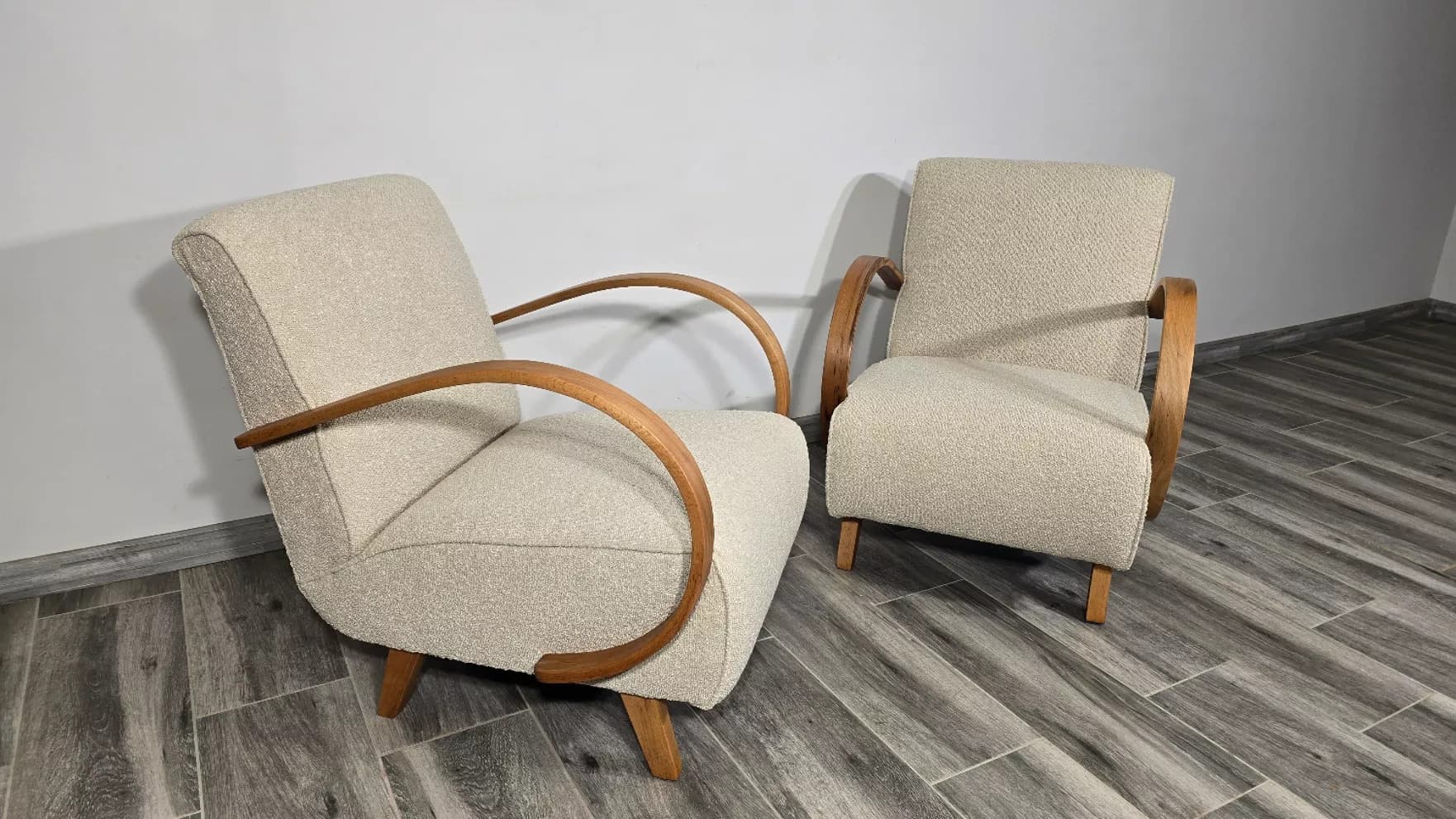 Para foteli H 410, bouclé kremowy, orzech, proj. J. Halabala, Czechosłowacja, lata 60. - 210259