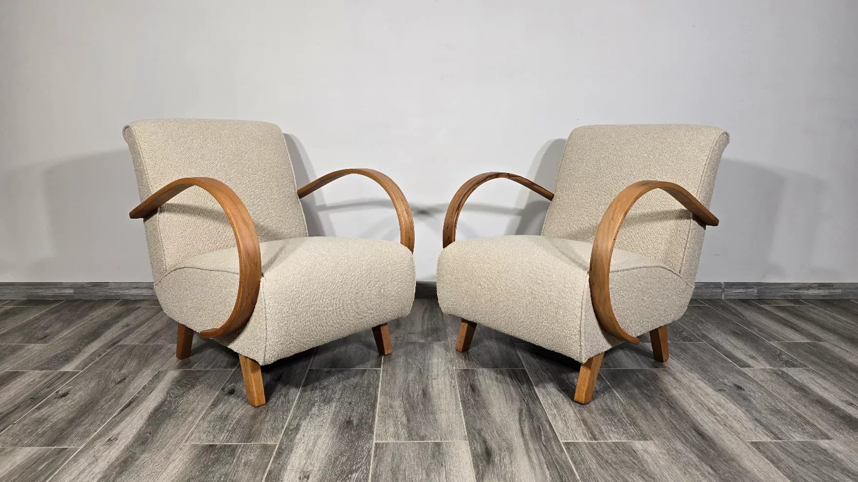 Para foteli H 410, bouclé kremowy, orzech, proj. J. Halabala, Czechosłowacja, lata 60. - 210261