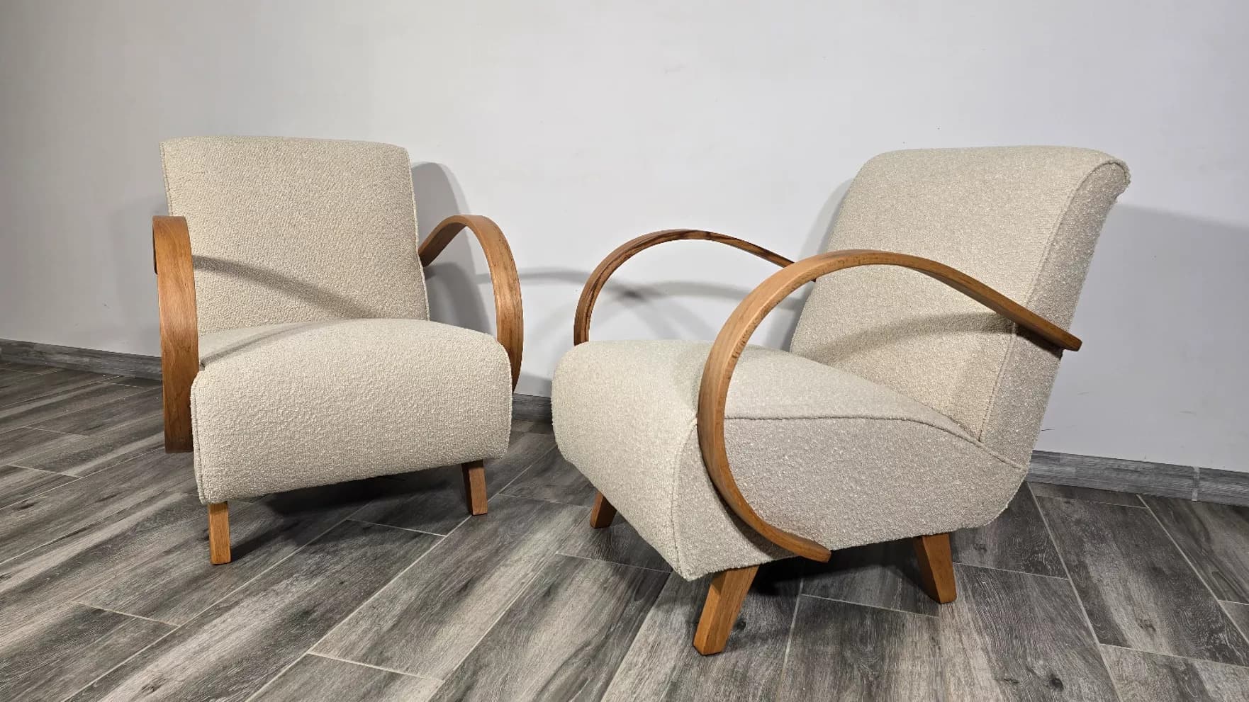 Para foteli H 410, bouclé kremowy, orzech, proj. J. Halabala, Czechosłowacja, lata 60. - 210262