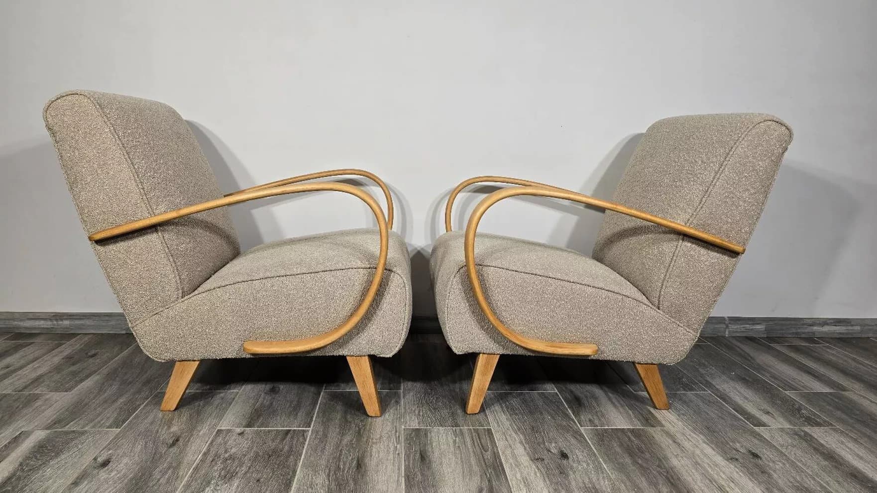 Para foteli H 410, bouclé ivory white, orzech, proj. J. Halabala, UP Závody, Czechosłowacja, lata 60. - 210269