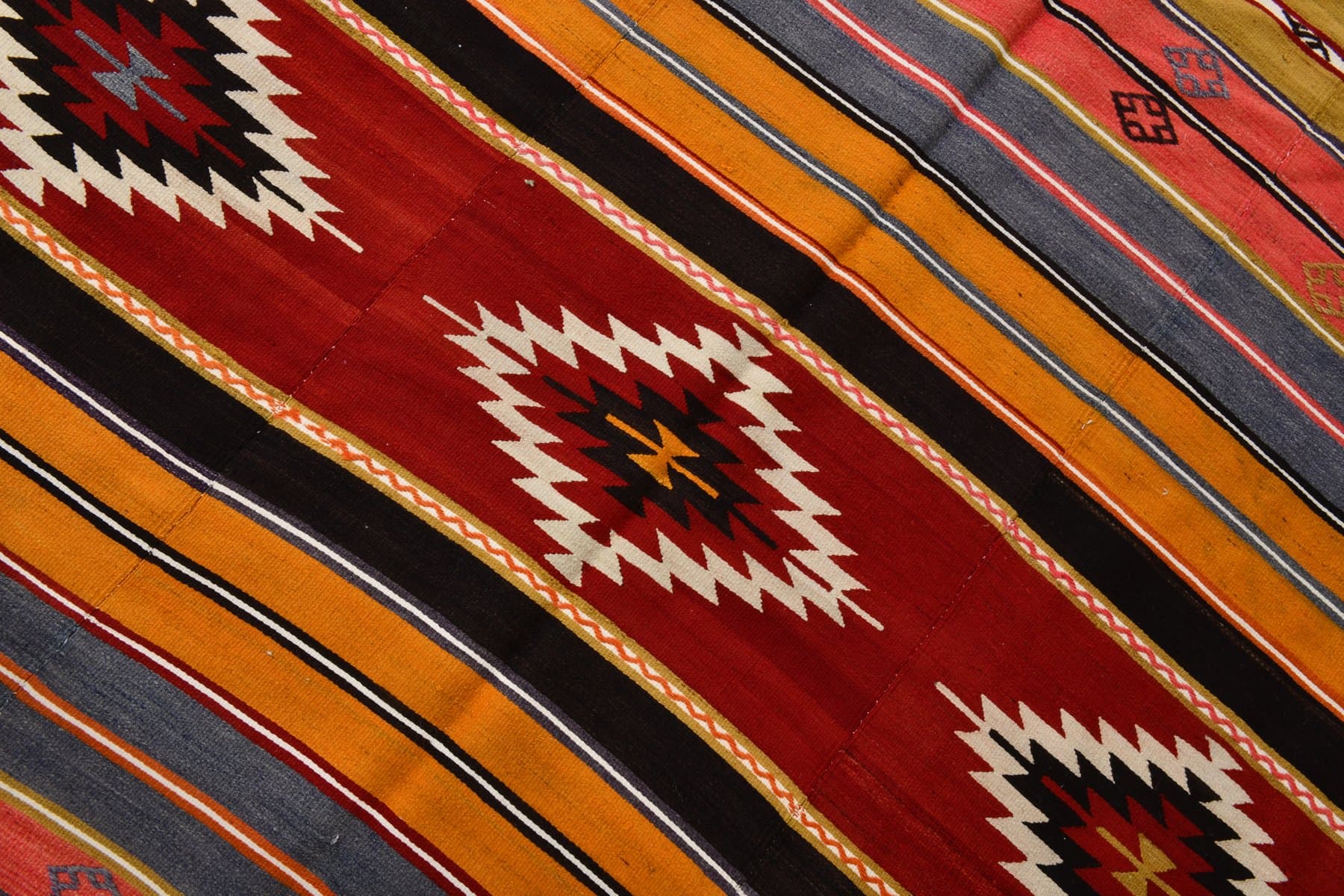 Kilim 215x163 cm, czerwony, zielony, wełna, lata 60. - 211345