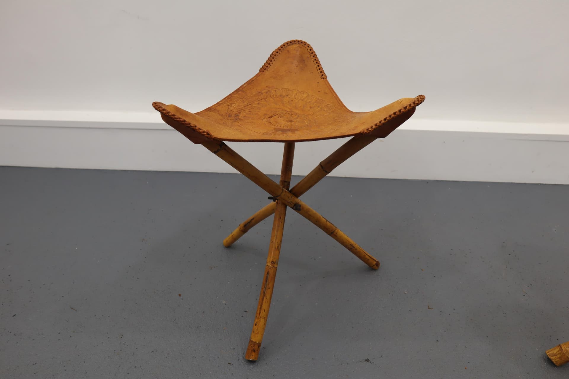 Para stołków safari, skóra naturalna brązowa, rattan brązowy, Polska, lata 70. - 15374