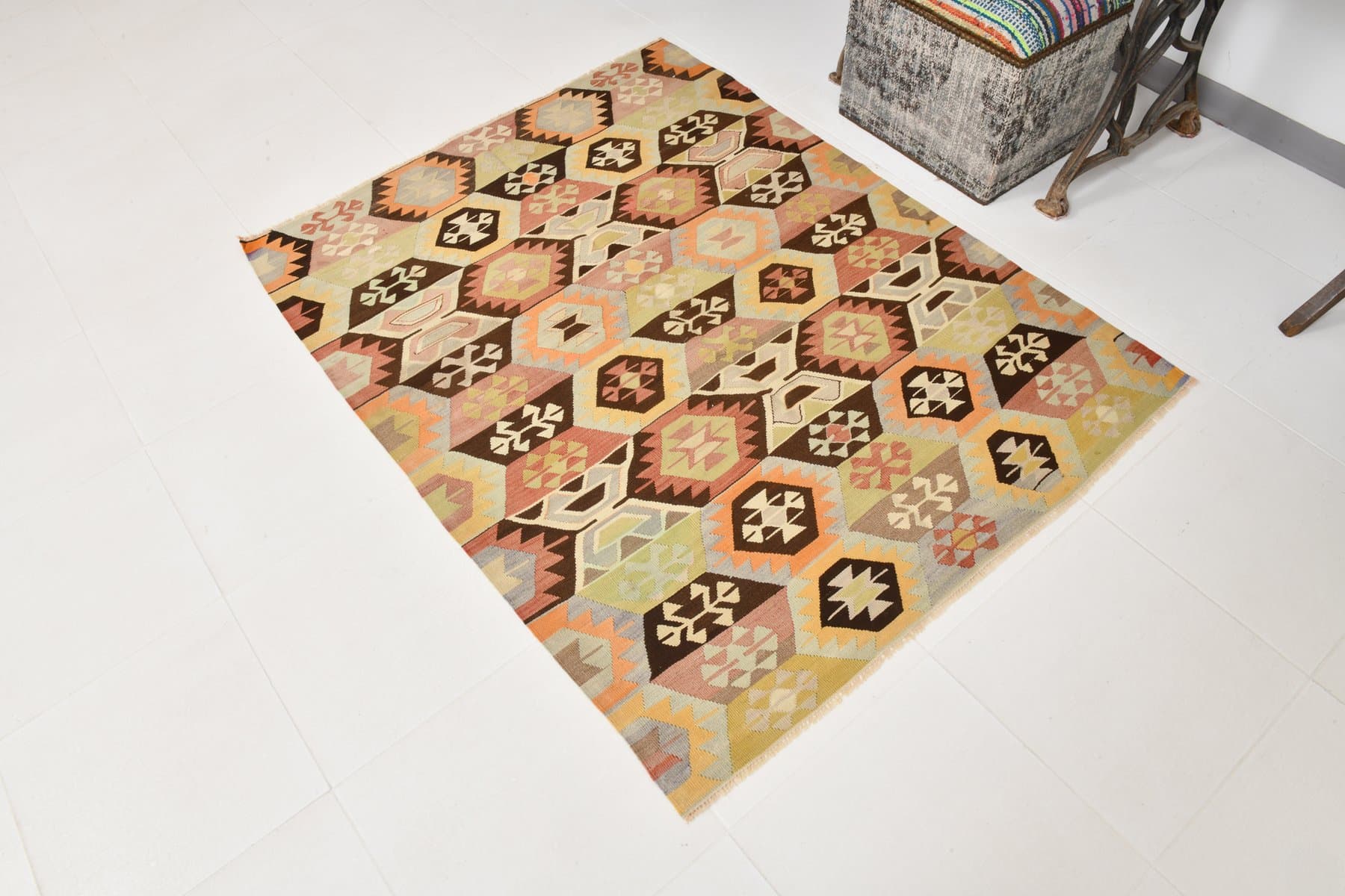 Kilim 157x124 cm, beige, olive, wool, 1970s - 212991