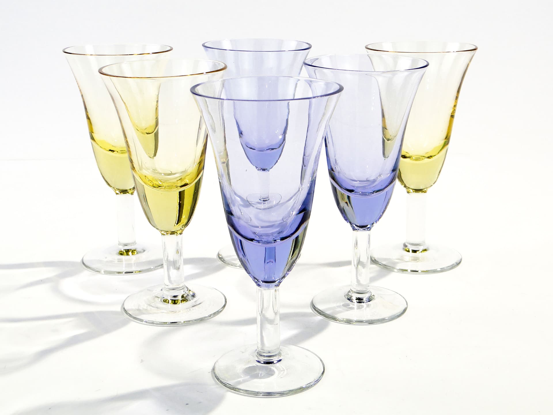 Komplet kieliszków do wódki, wielokolorowe szkło, Czechosłowacja, lata 50. - 1570