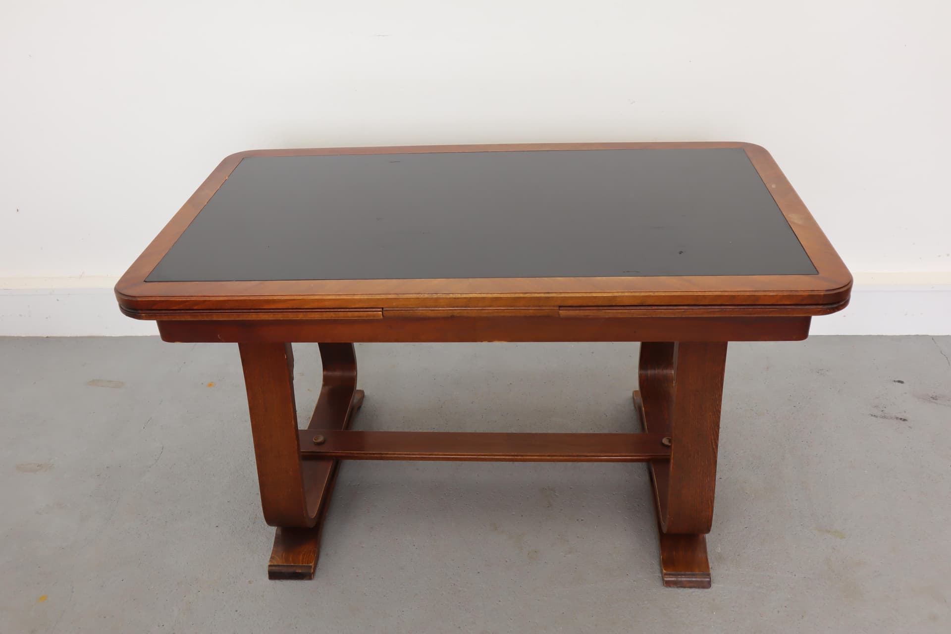 Stół rozkładany, orzech brązowy, szkło czarne, Polska, lata 50. - 15697