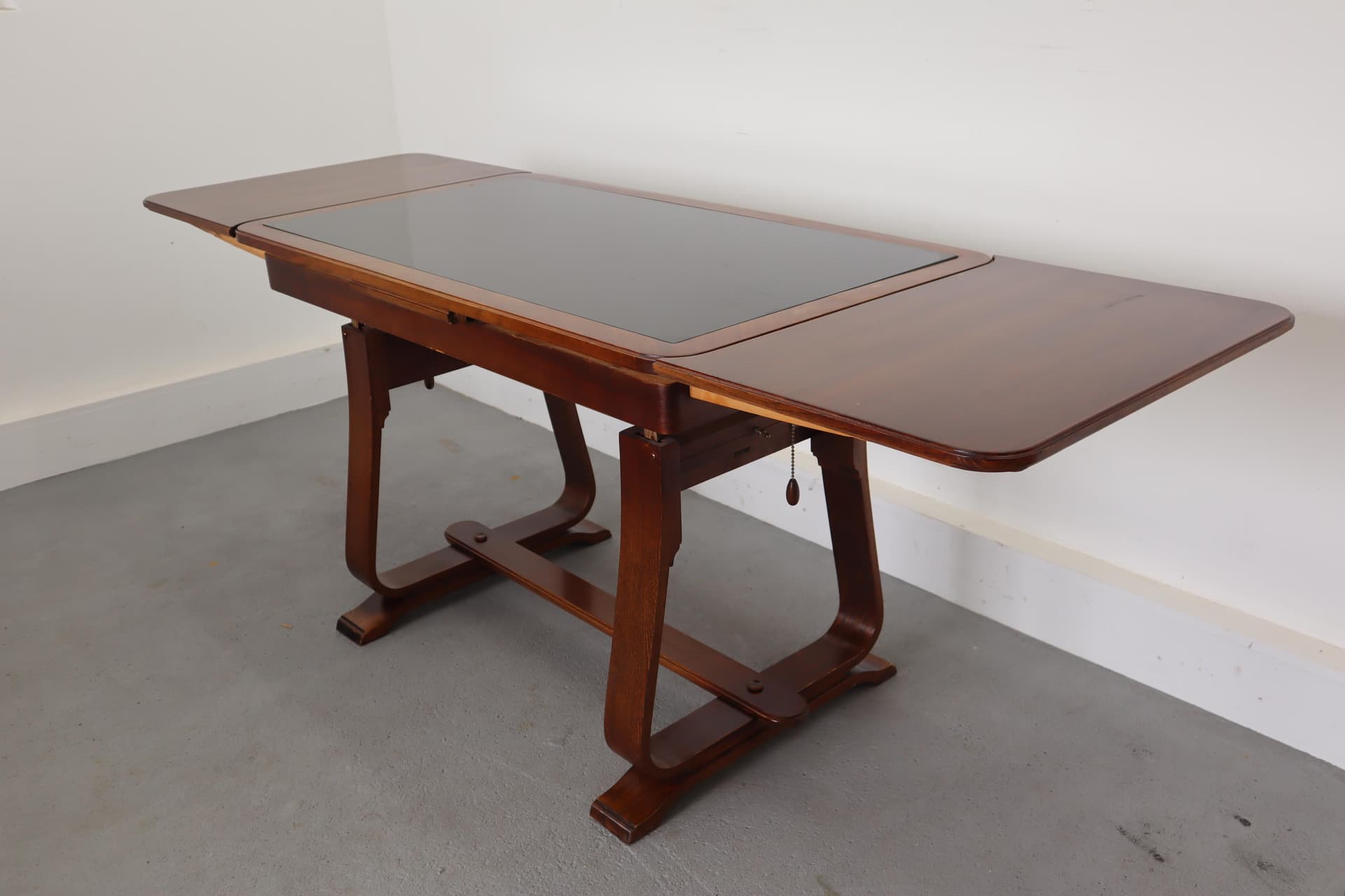 Stół rozkładany, orzech brązowy, szkło czarne, Polska, lata 50. - 15698