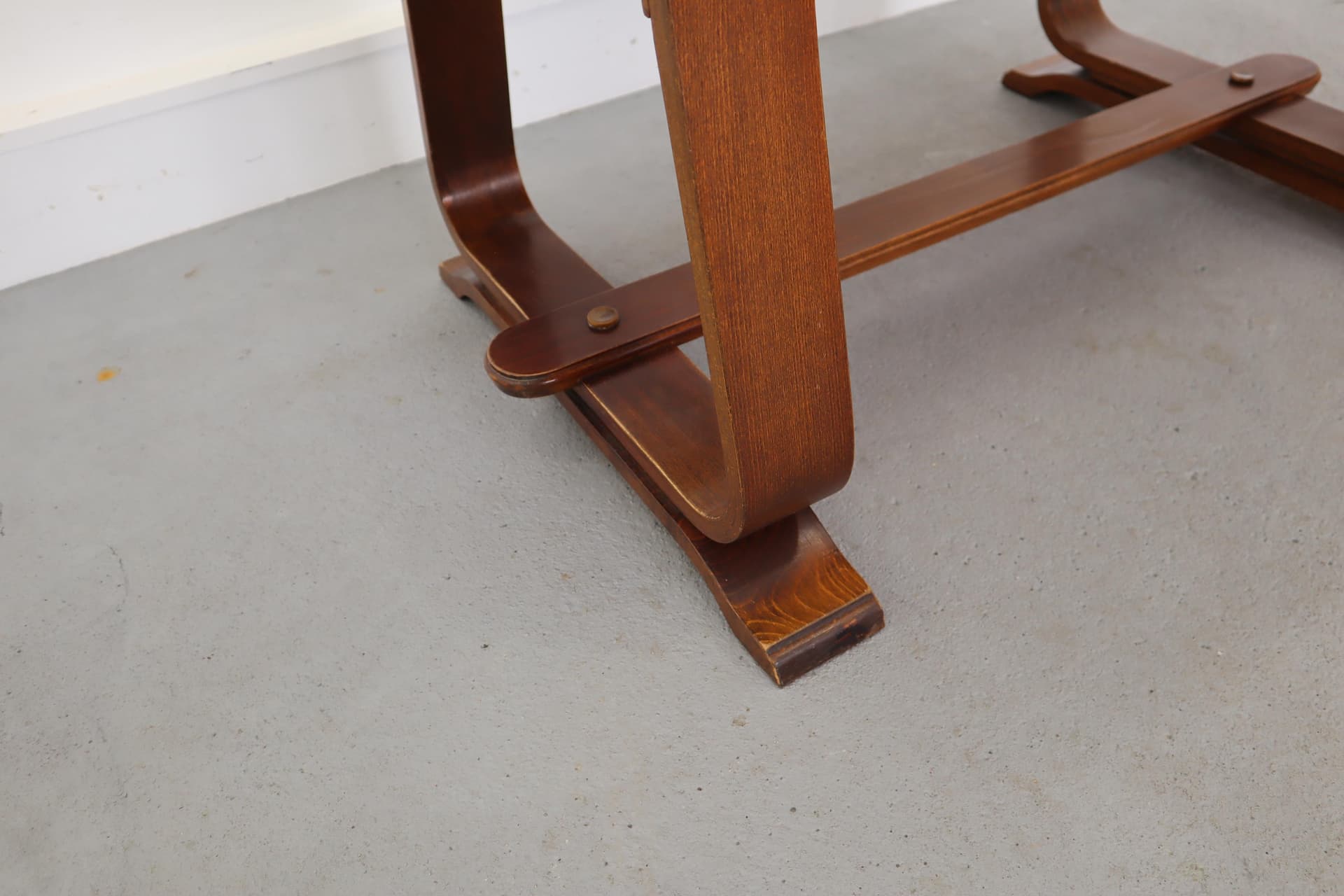 Stół rozkładany, orzech brązowy, szkło czarne, Polska, lata 50. - 15699