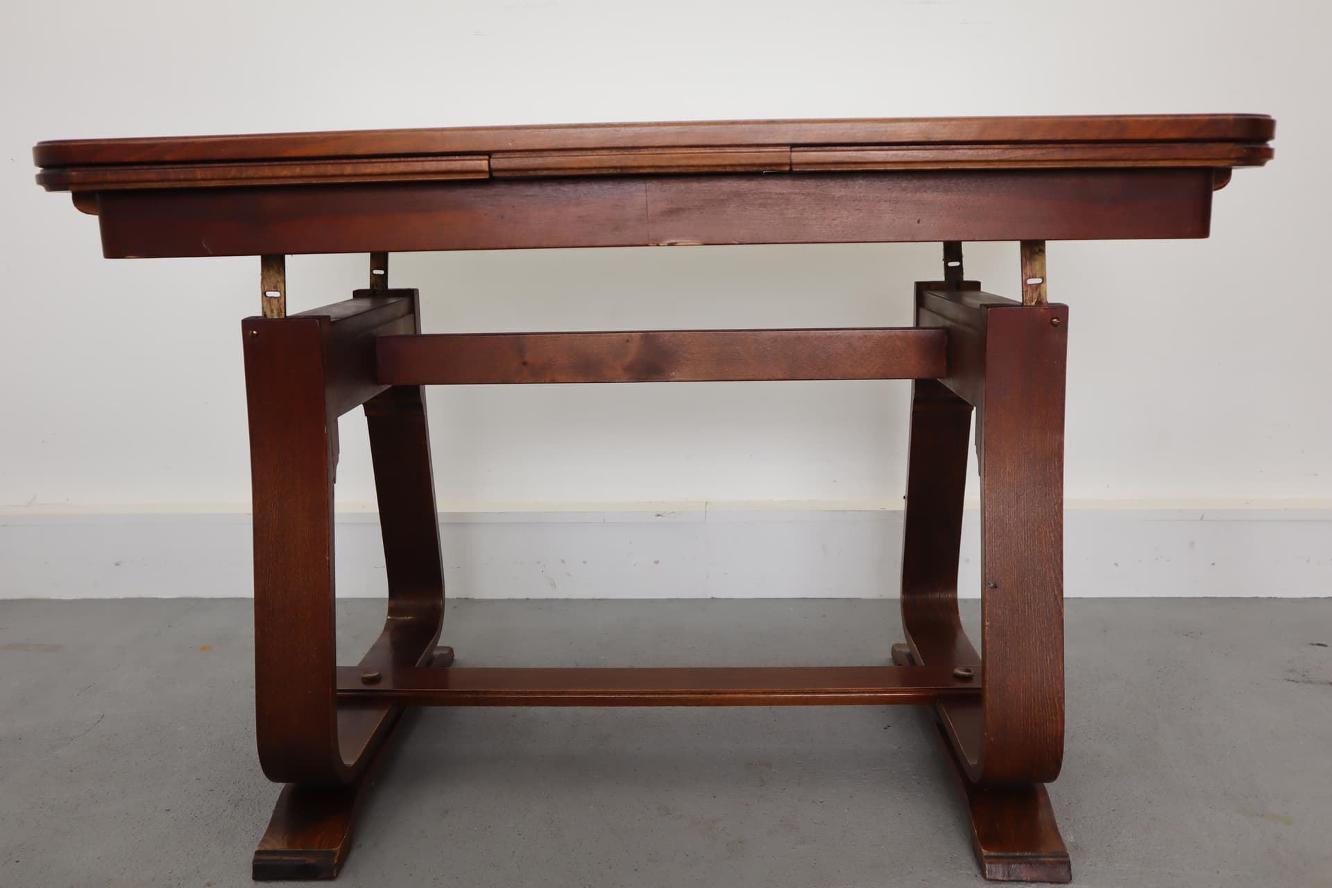 Stół rozkładany, orzech brązowy, szkło czarne, Polska, lata 50. - 15700