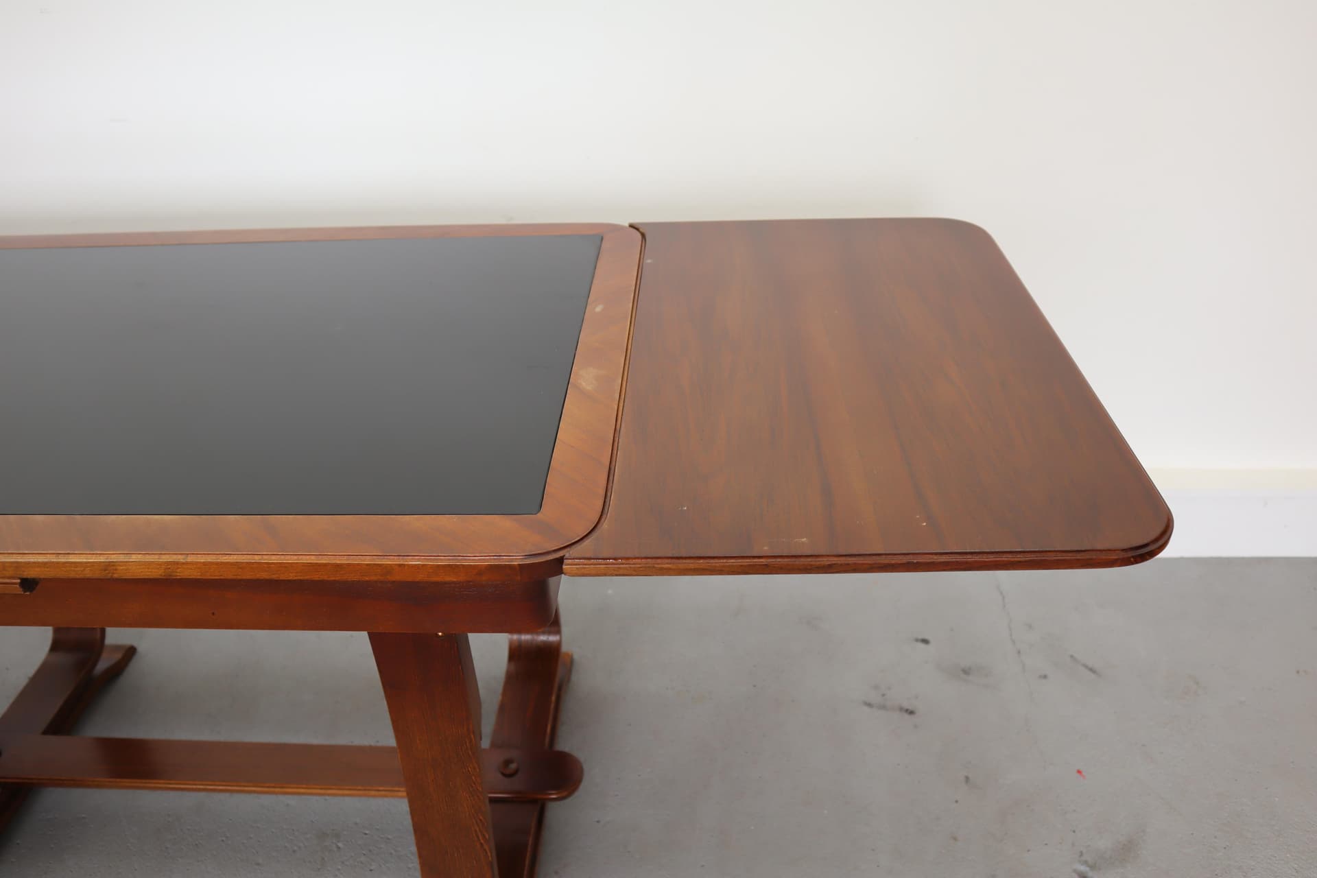 Stół rozkładany, orzech brązowy, szkło czarne, Polska, lata 50. - 15701