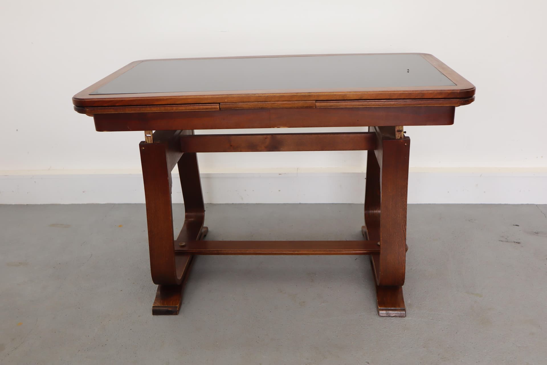 Stół rozkładany, orzech brązowy, szkło czarne, Polska, lata 50. - 15696