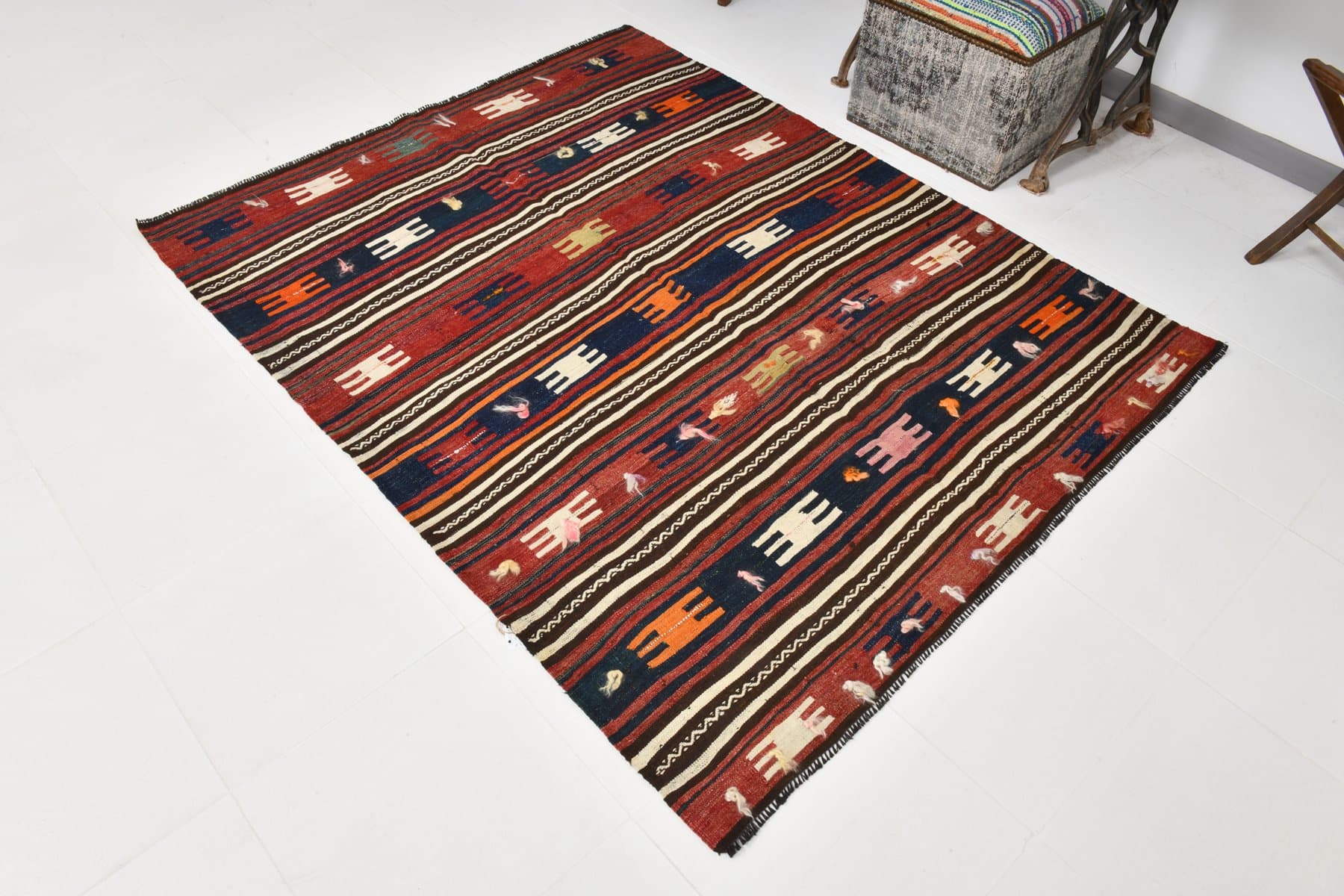 Kilim 189x152 cm, ceglastoczerwony, granatowy, wełna, lata 70. - 216647
