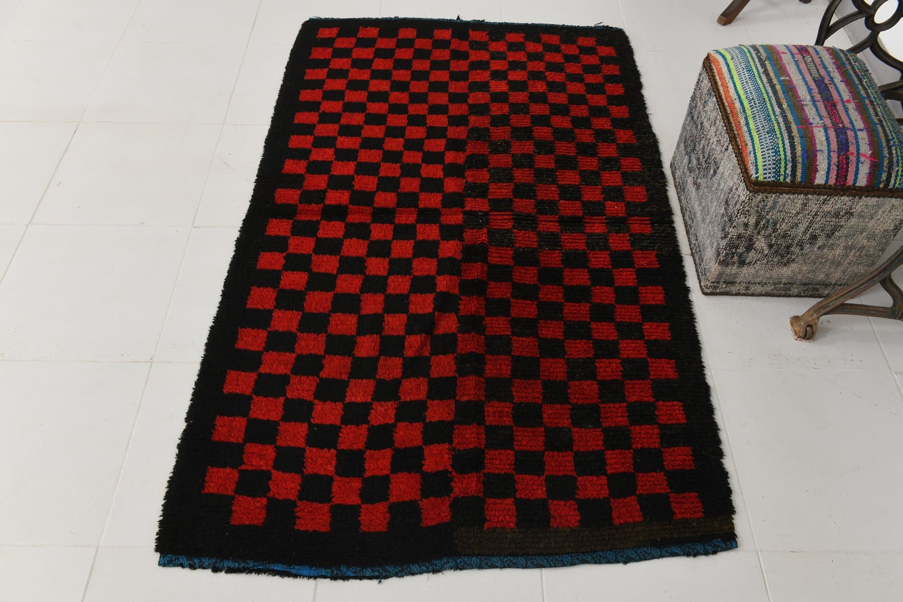 Rug 107x180 cm, black, red, wool, 1970s - 216563