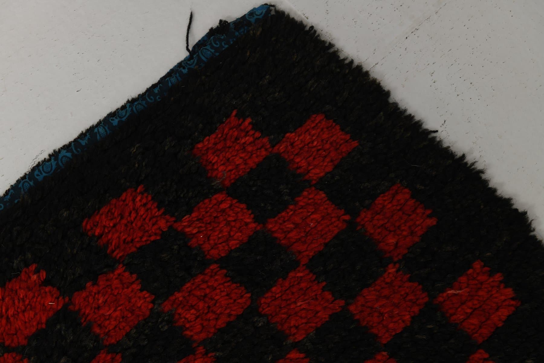 Rug 107x180 cm, black, red, wool, 1970s - 216572